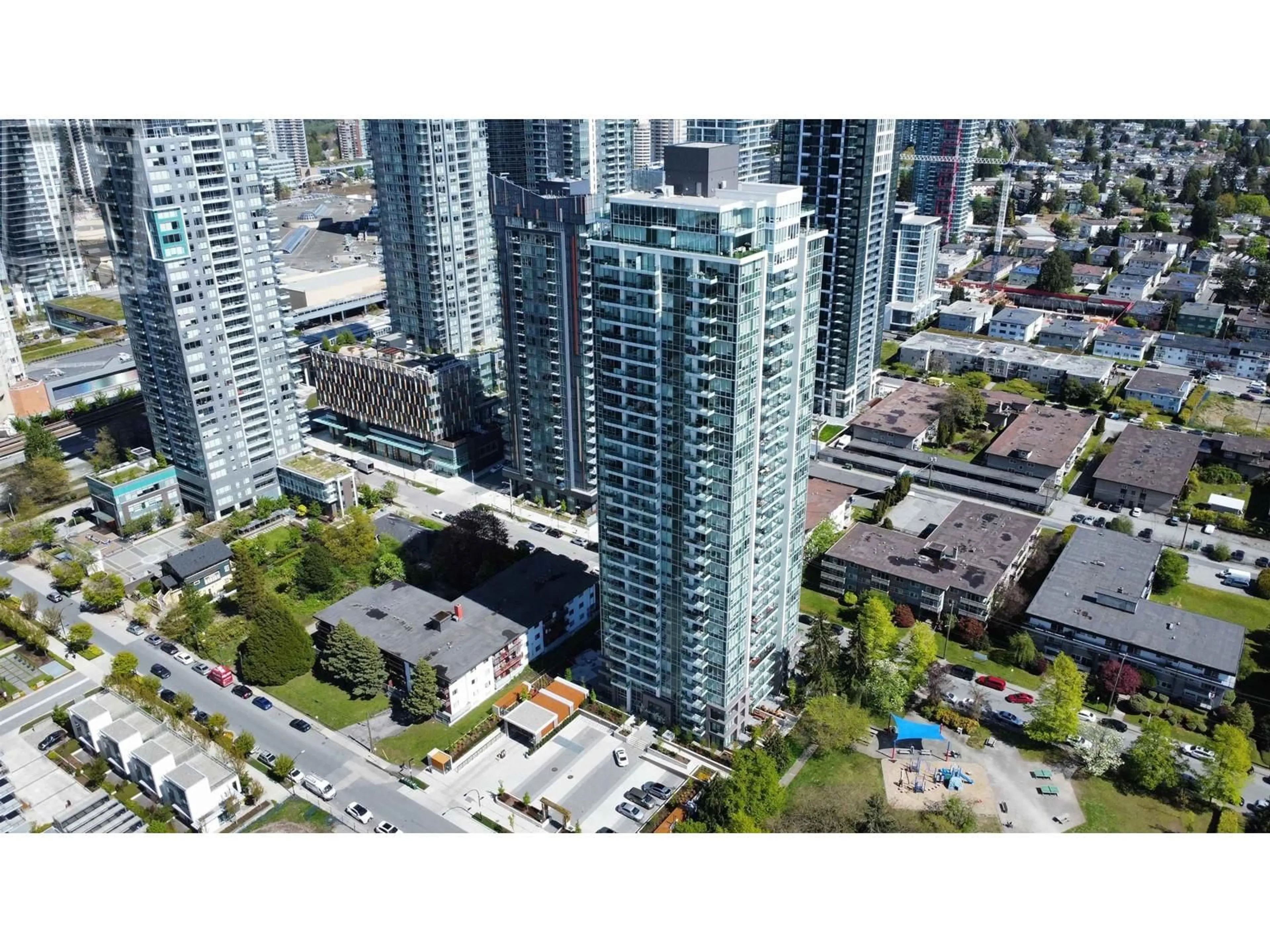 A pic from outside/outdoor area/front of a property/back of a property/a pic from drone, city buildings view from balcony for 901 6463 SILVER AVENUE, Burnaby British Columbia V5H0K4