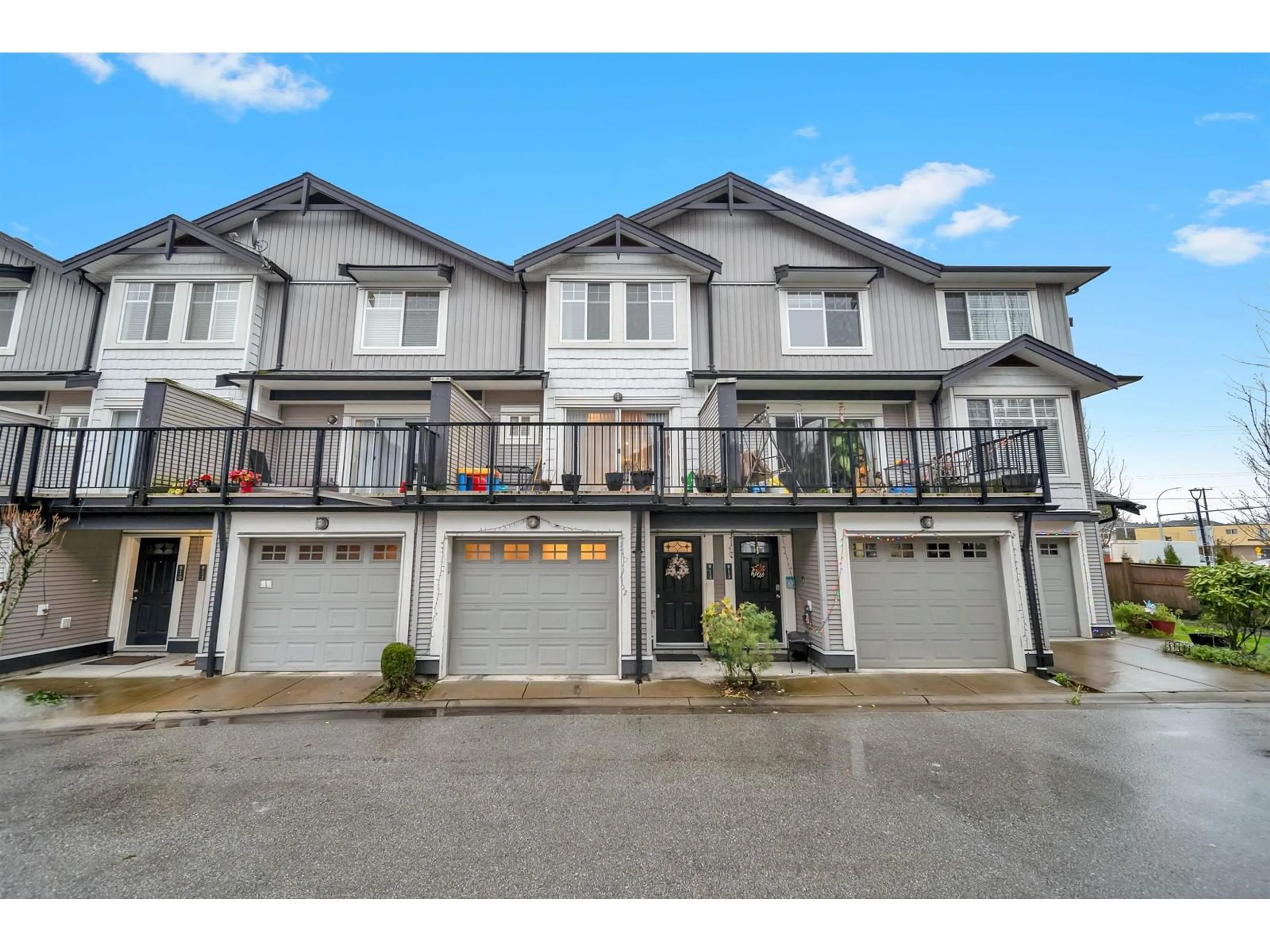 Unknown for 12 7156 144 STREET, Surrey British Columbia V3W1V5