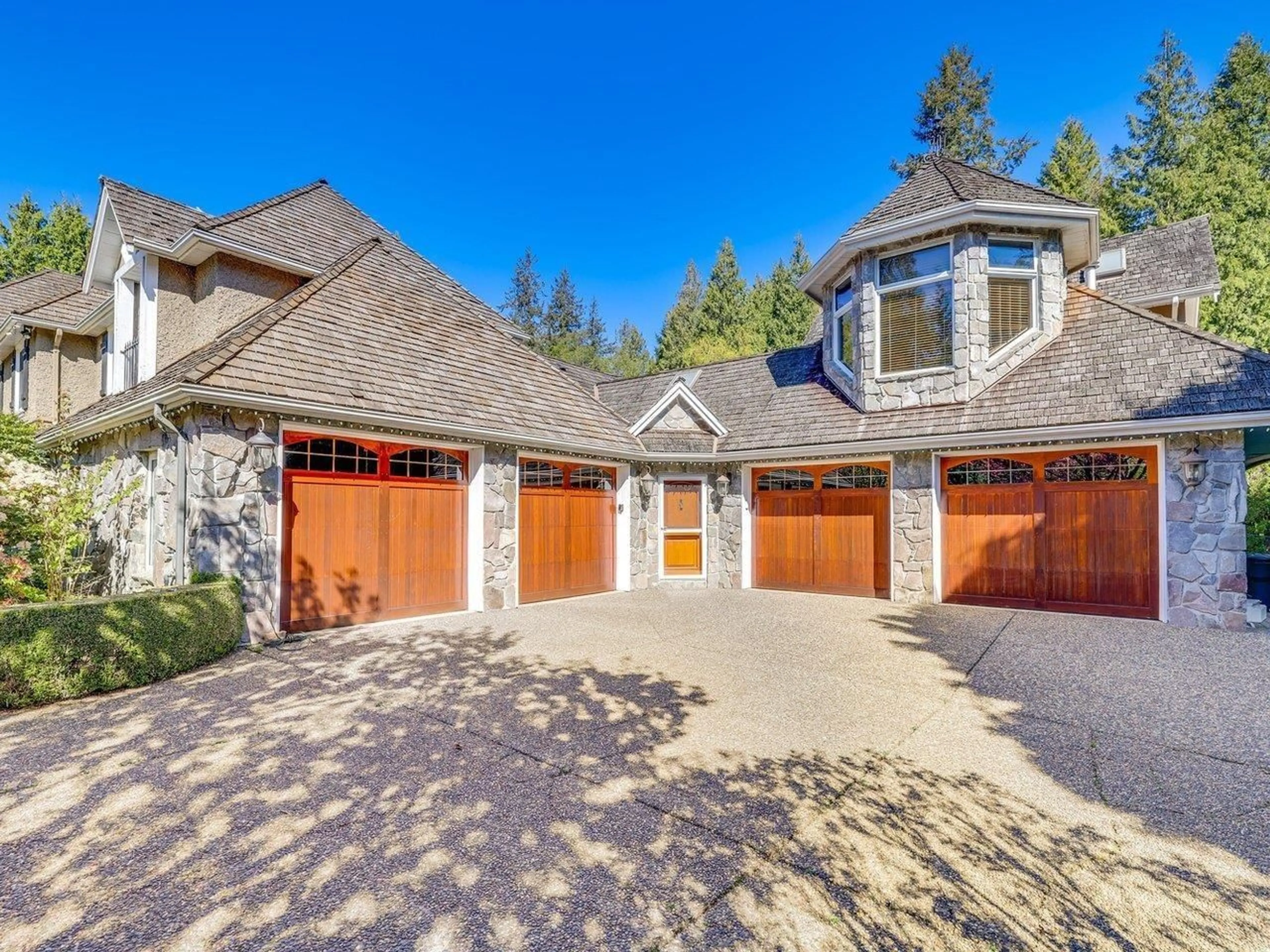 Indoor garage for 13315 25, Surrey British Columbia V4P1Y6