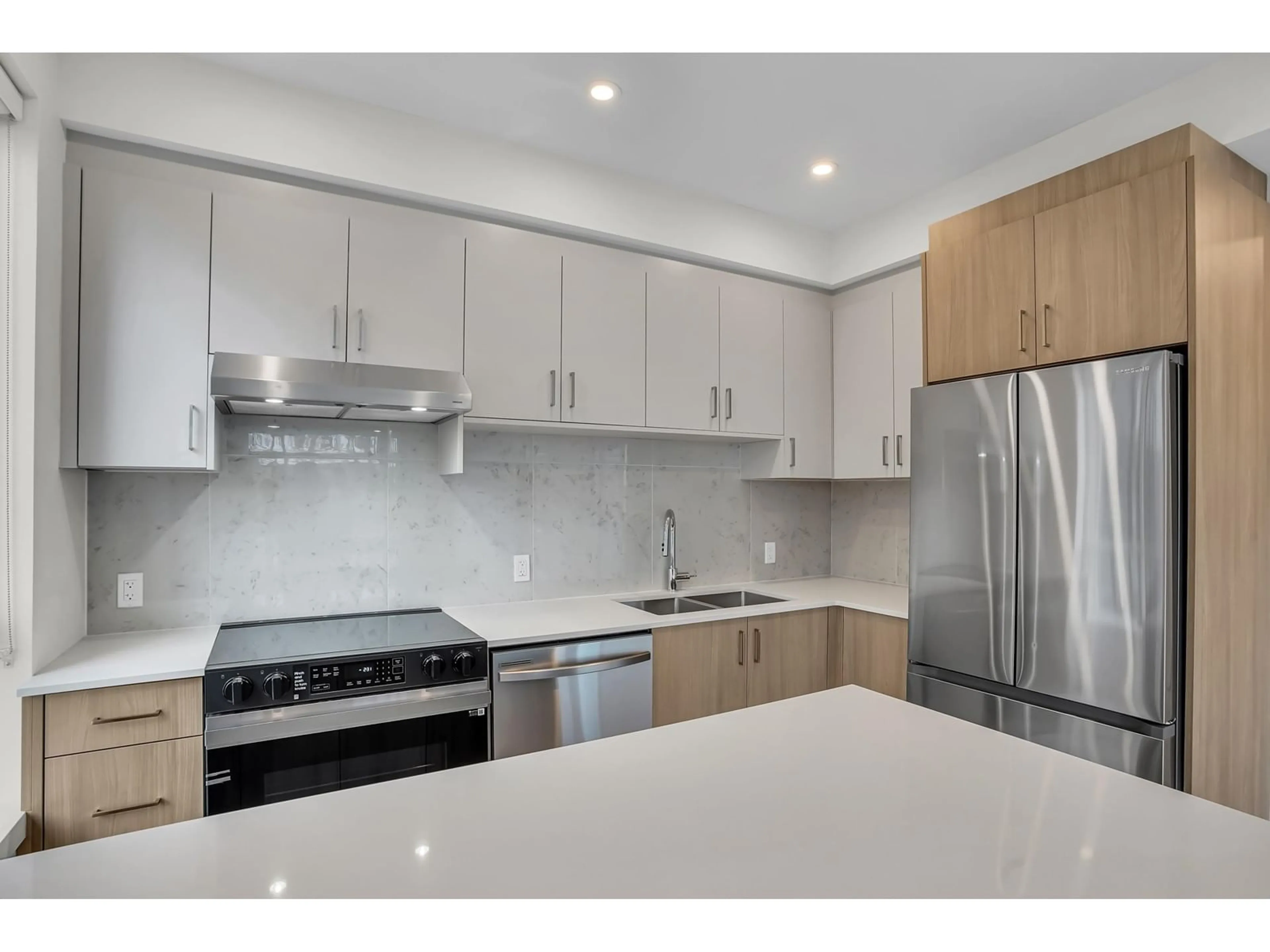 Standard kitchen, unknown for E318 13858 108 AVENUE, Surrey British Columbia V3T0T9