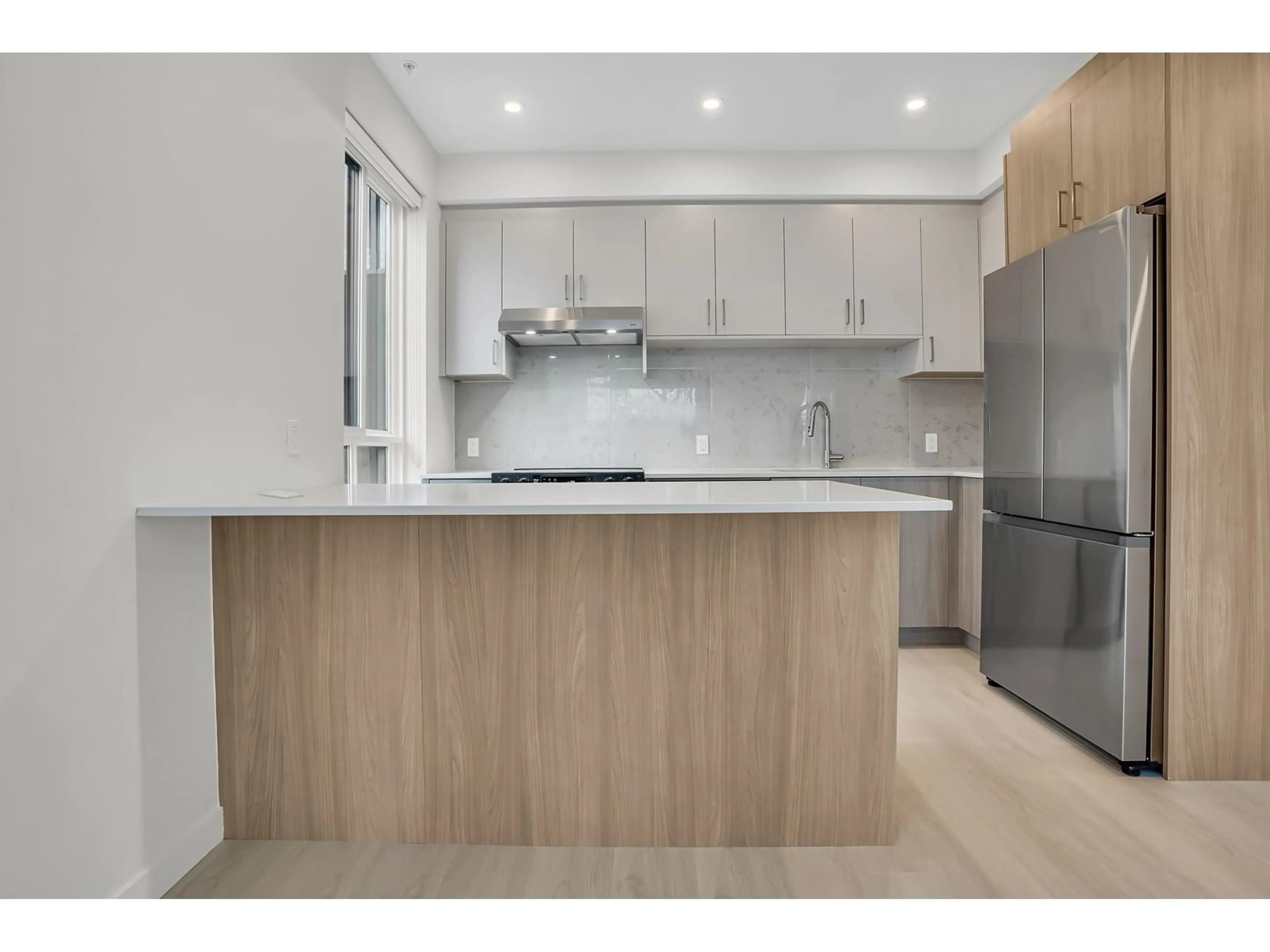 Standard kitchen, unknown for E318 13858 108 AVENUE, Surrey British Columbia V3T0T9