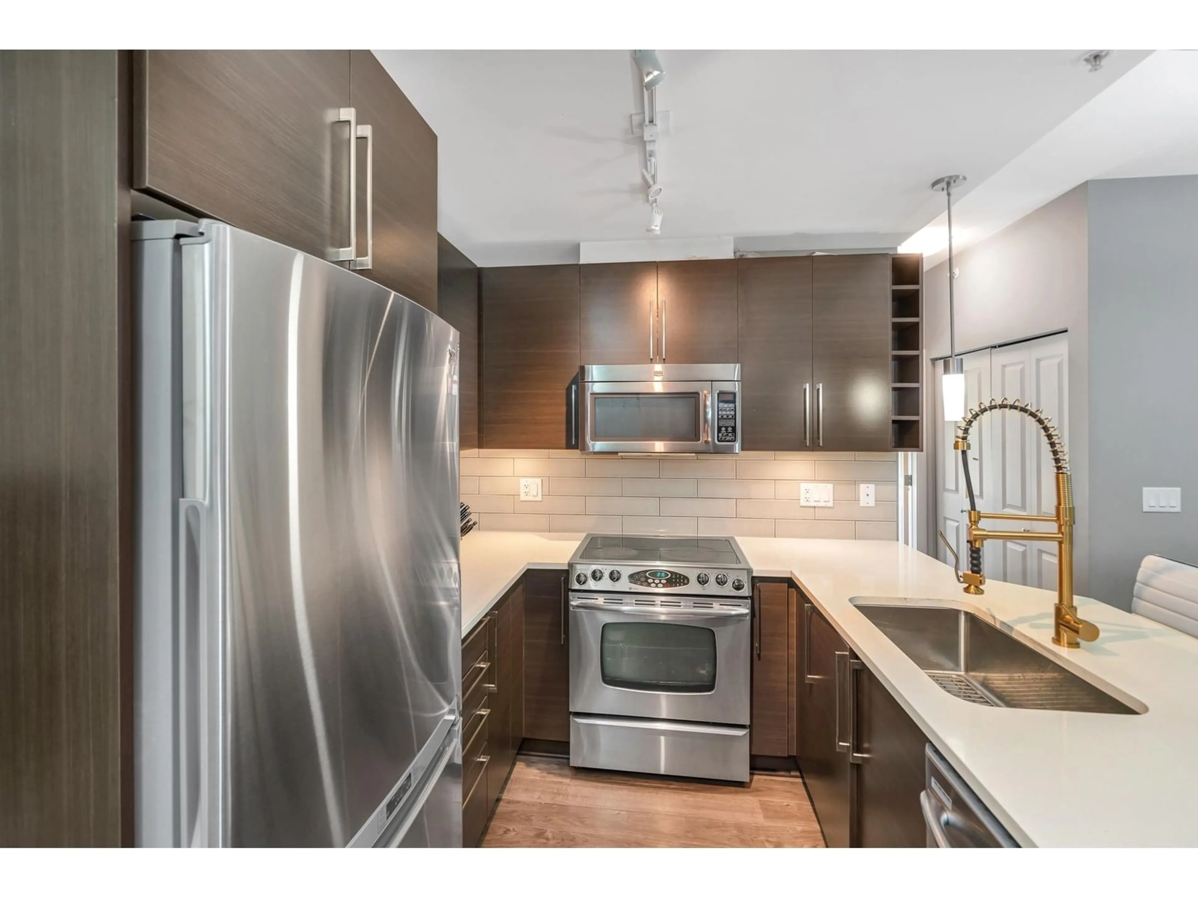 Standard kitchen, unknown for 411 14358 60 AVENUE, Surrey British Columbia V3X0G3