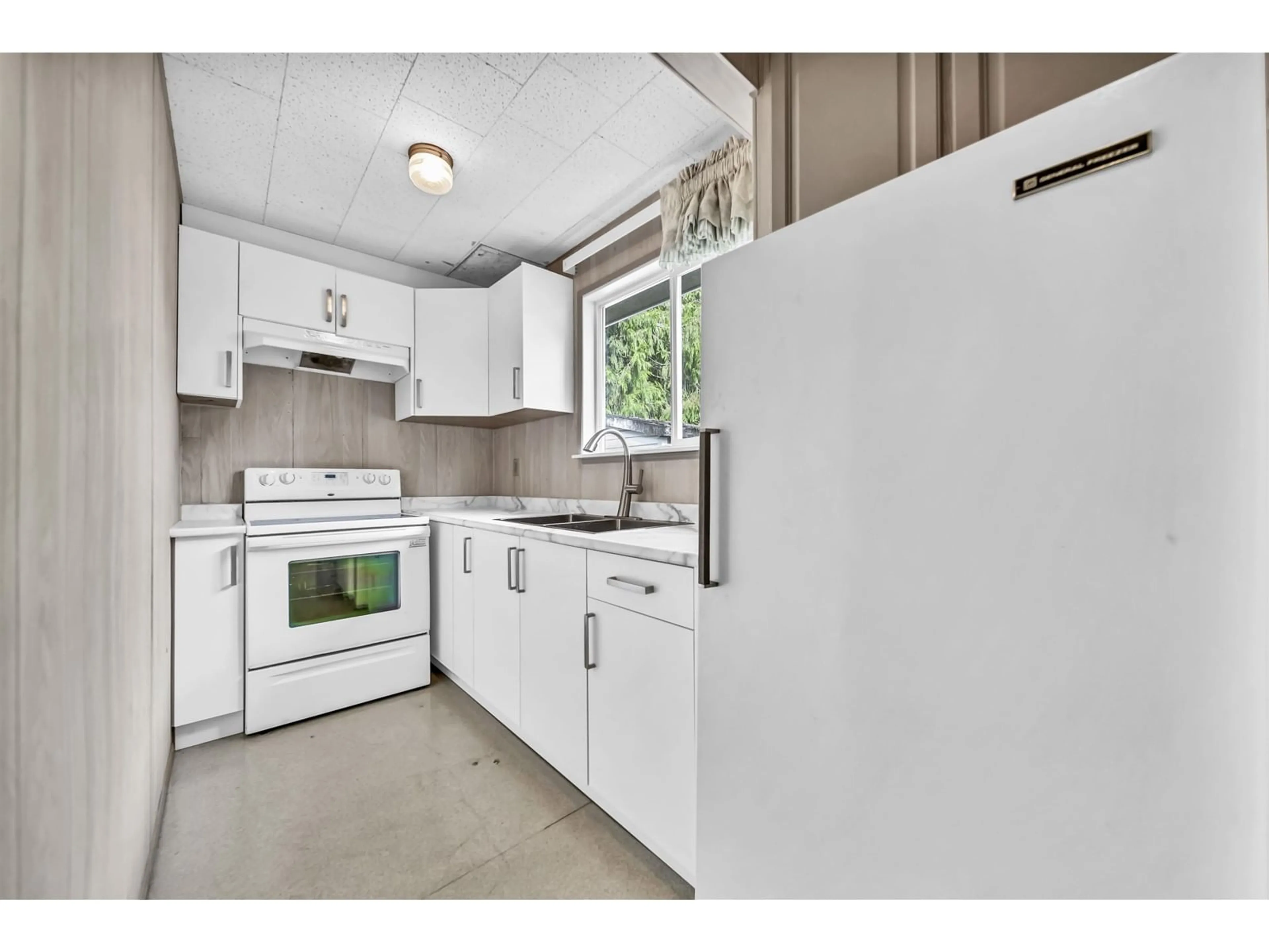 Standard kitchen, ceramic/tile floor for 14681 110 AVENUE, Surrey British Columbia V3R2A9