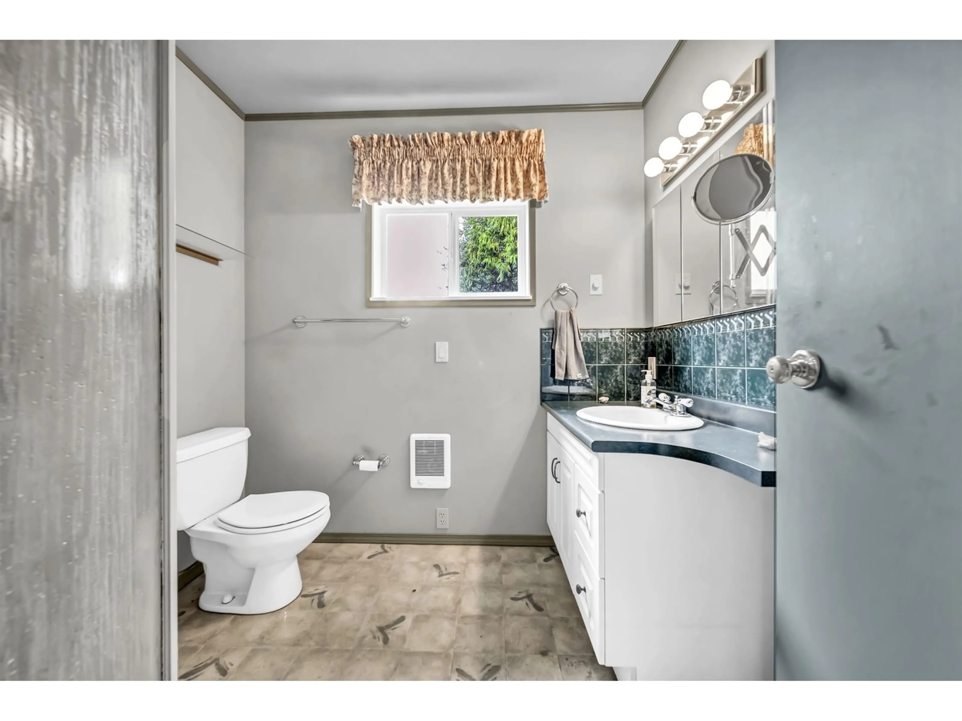 Standard bathroom, ceramic/tile floor for 14681 110 AVENUE, Surrey British Columbia V3R2A9