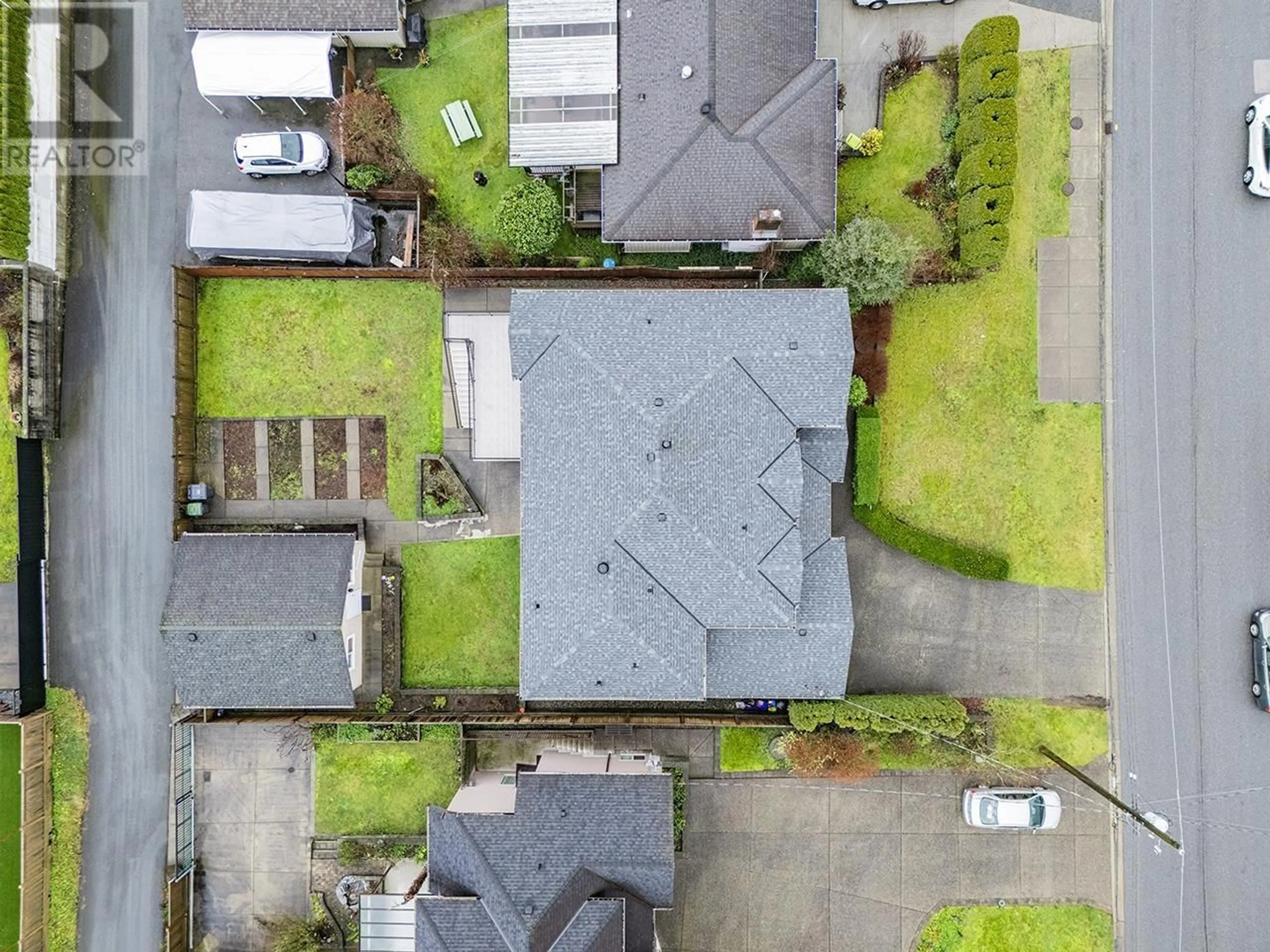 A pic from outside/outdoor area/front of a property/back of a property/a pic from drone, street for 822 COTTONWOOD AVENUE, Coquitlam British Columbia V3J2T1