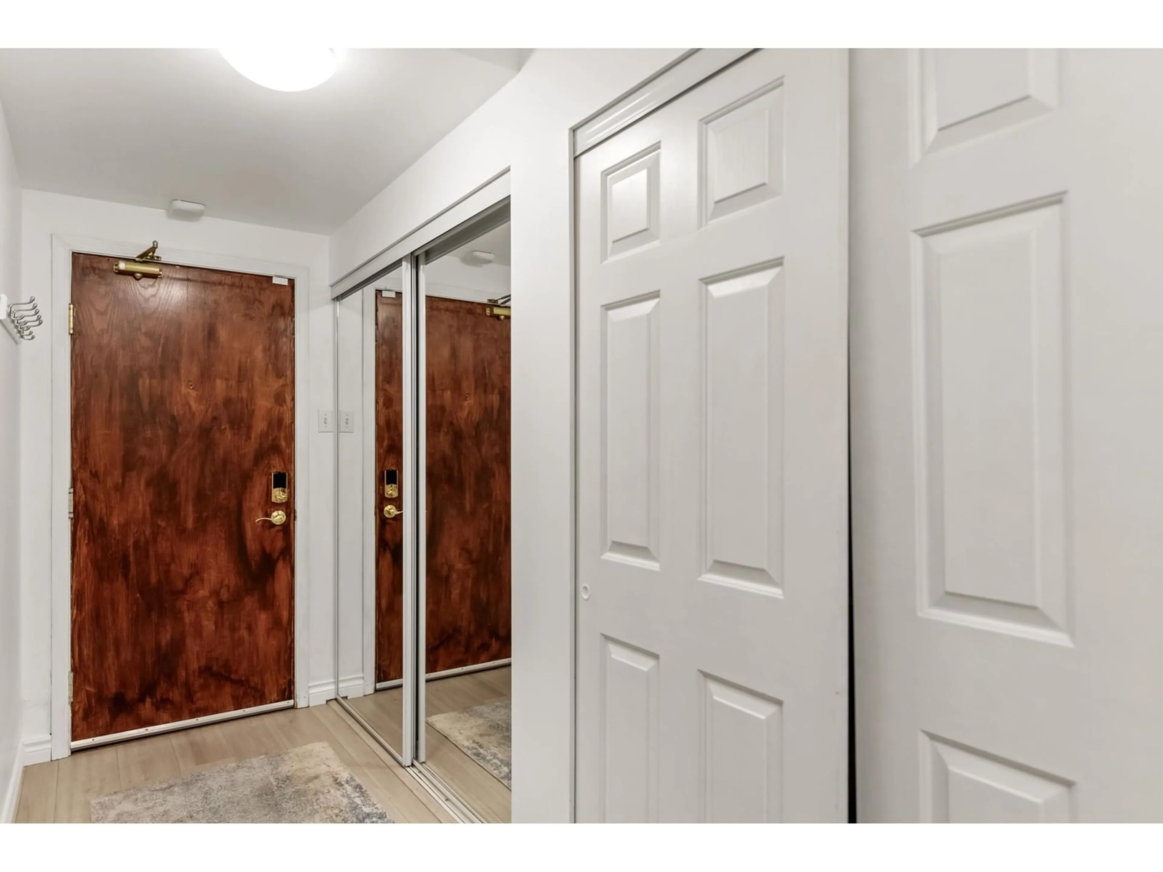 Indoor entryway for 1407 - 10082 148, Surrey British Columbia V3R0S3