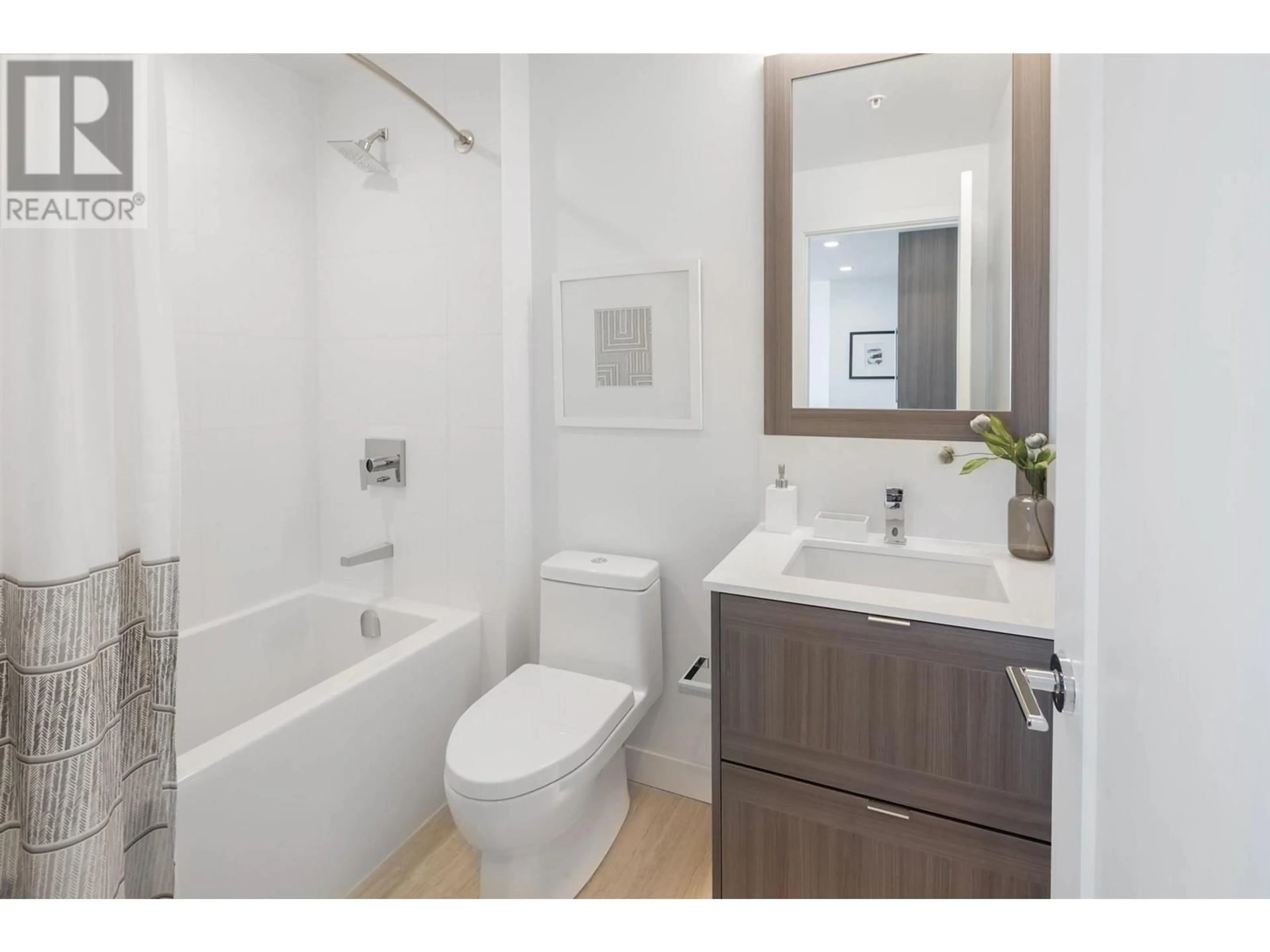 Standard bathroom, ceramic/tile floor for 2807 - 2311 BETA AVENUE, Burnaby British Columbia V5C0M1