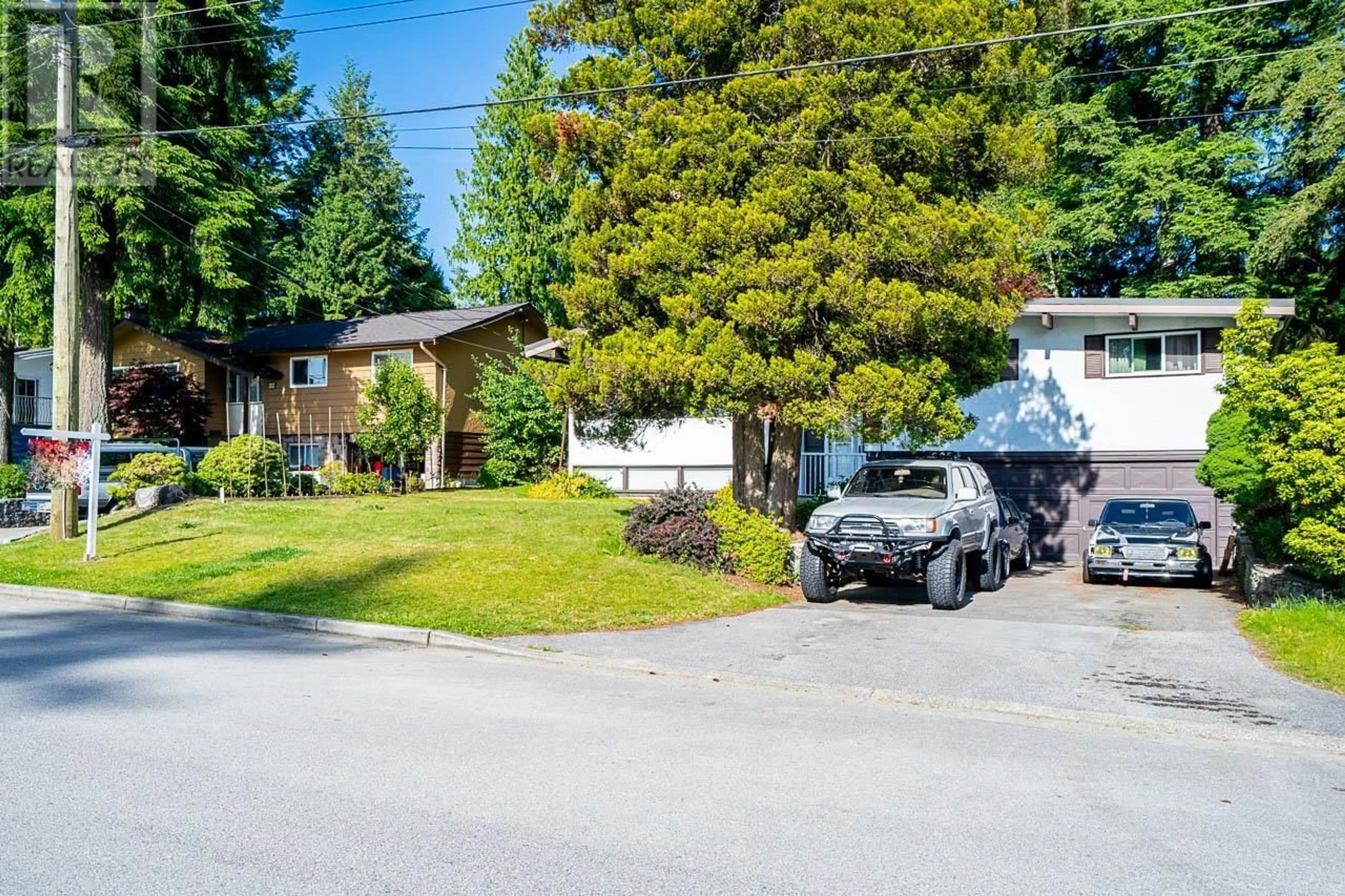 A pic from outside/outdoor area/front of a property/back of a property/a pic from drone, street for 605 MIDVALE STREET, Coquitlam British Columbia V3J6L7