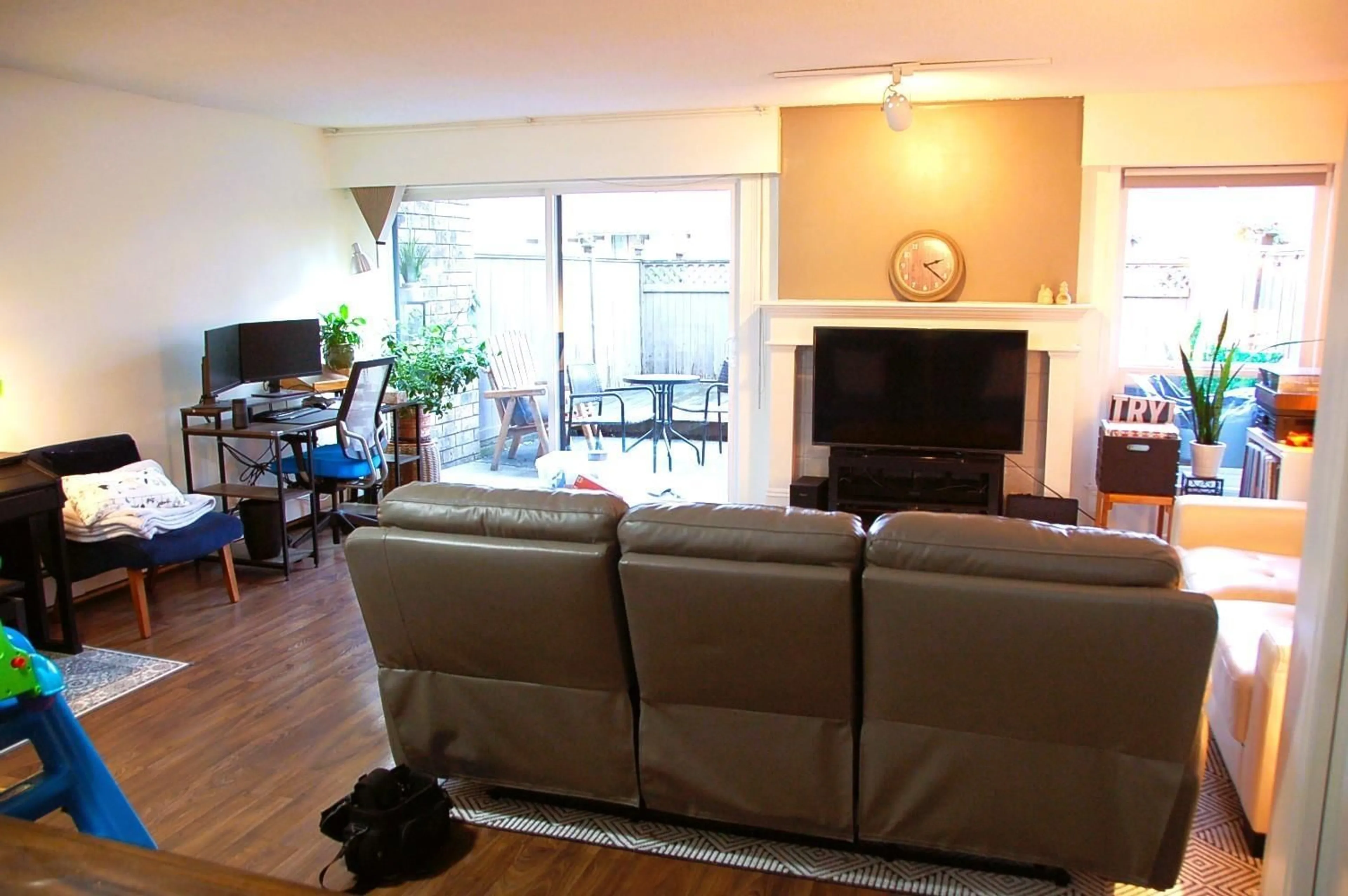 Living room with furniture, wood/laminate floor for 245 7451 140 STREET, Surrey British Columbia V3W6G5