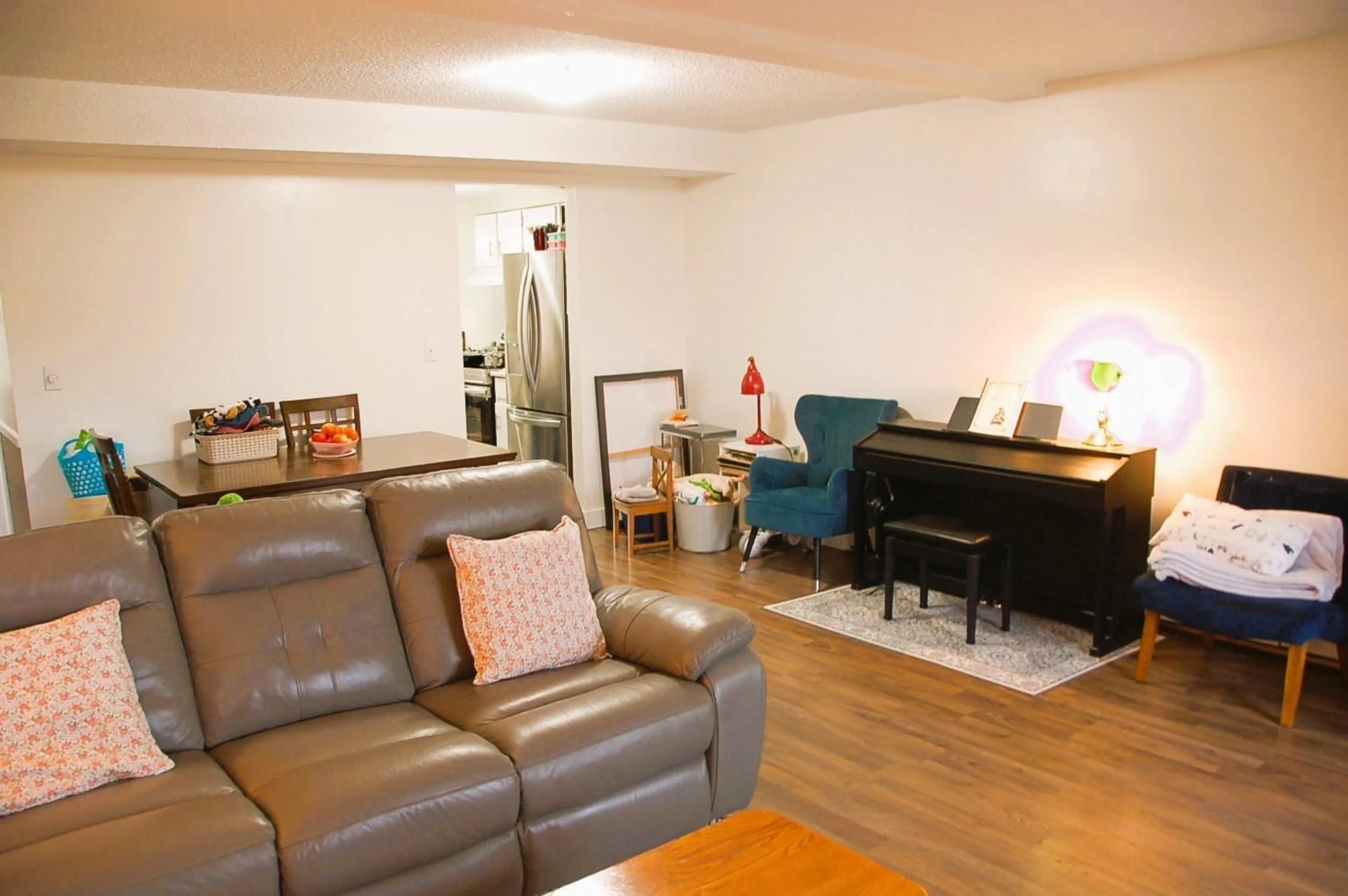 Living room with furniture, wood/laminate floor for 245 7451 140 STREET, Surrey British Columbia V3W6G5