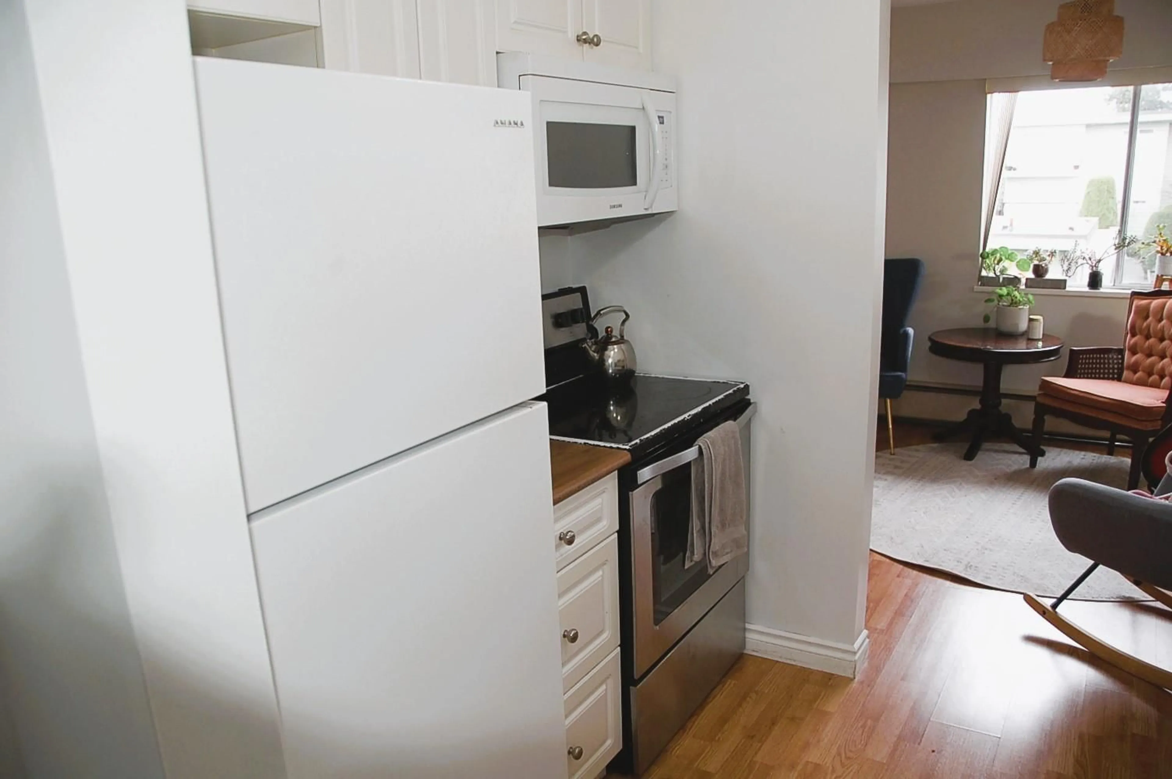 Standard kitchen, wood/laminate floor for 275C 8635 120 STREET, Delta British Columbia V4C6R5