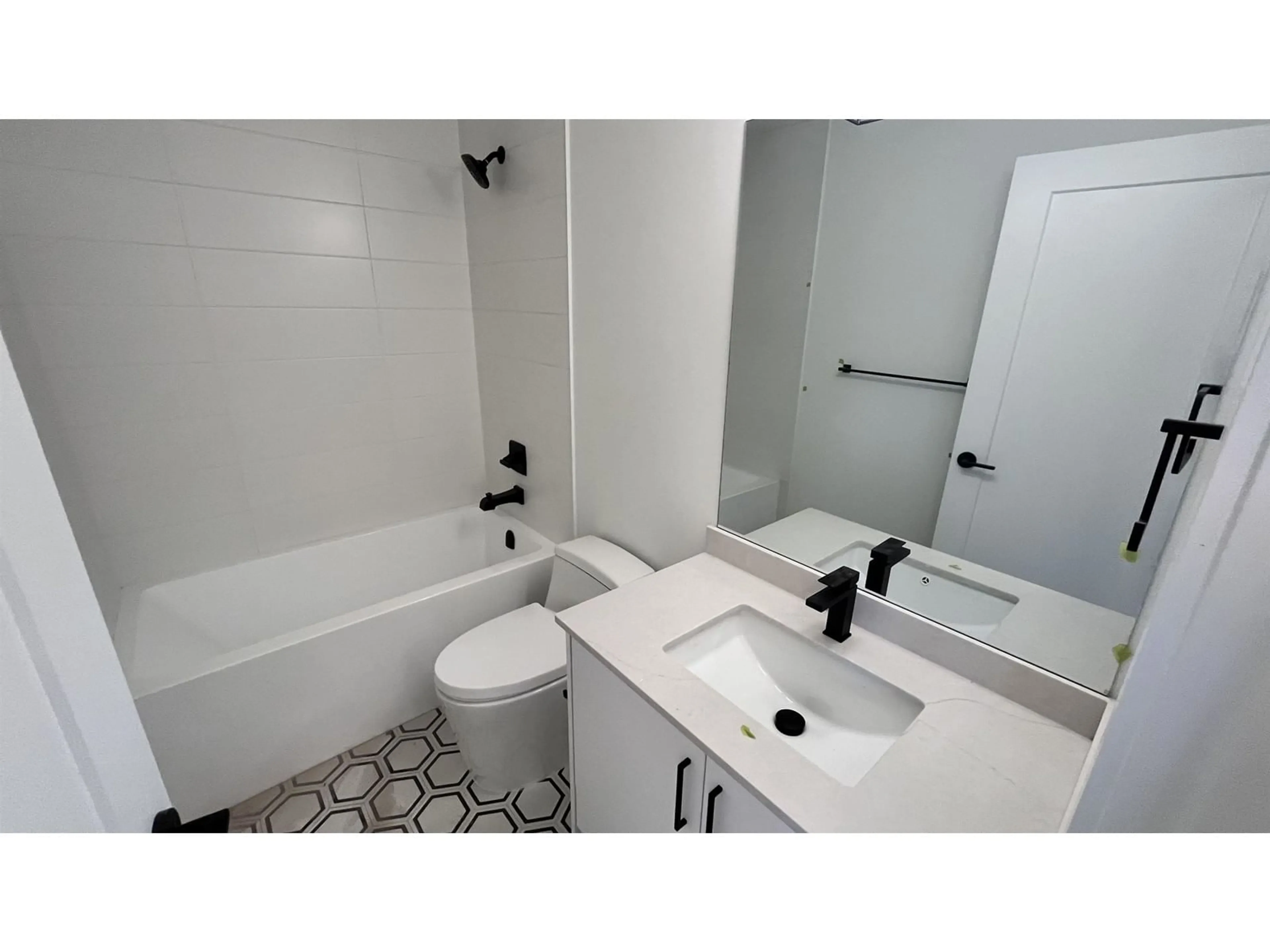 Standard bathroom, ceramic/tile floor for 40 12585 104A AVENUE, Surrey British Columbia V3V0G7