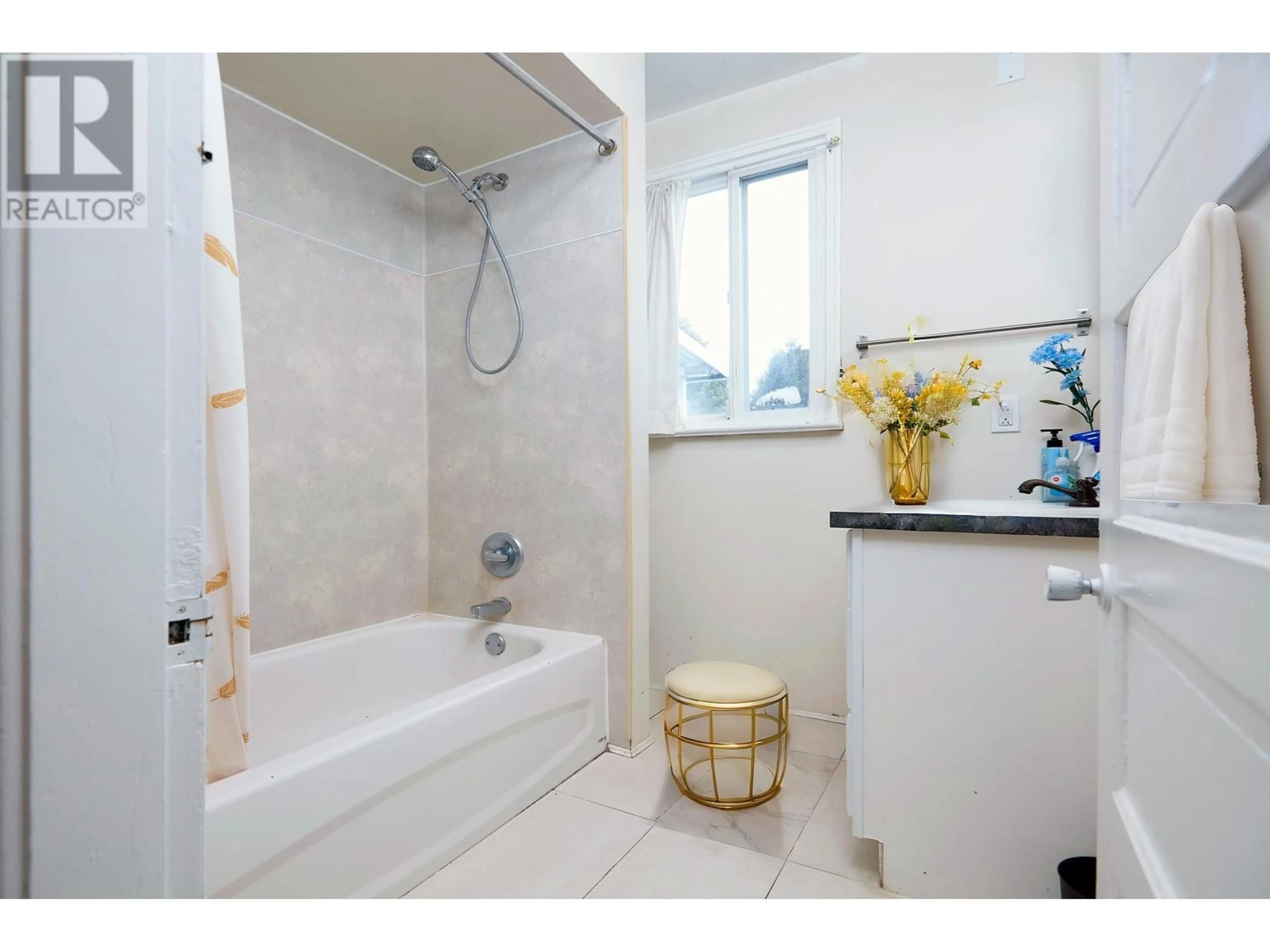 Standard bathroom, ceramic/tile floor for 1440 1ST AVENUE, Vancouver British Columbia V5N1A3