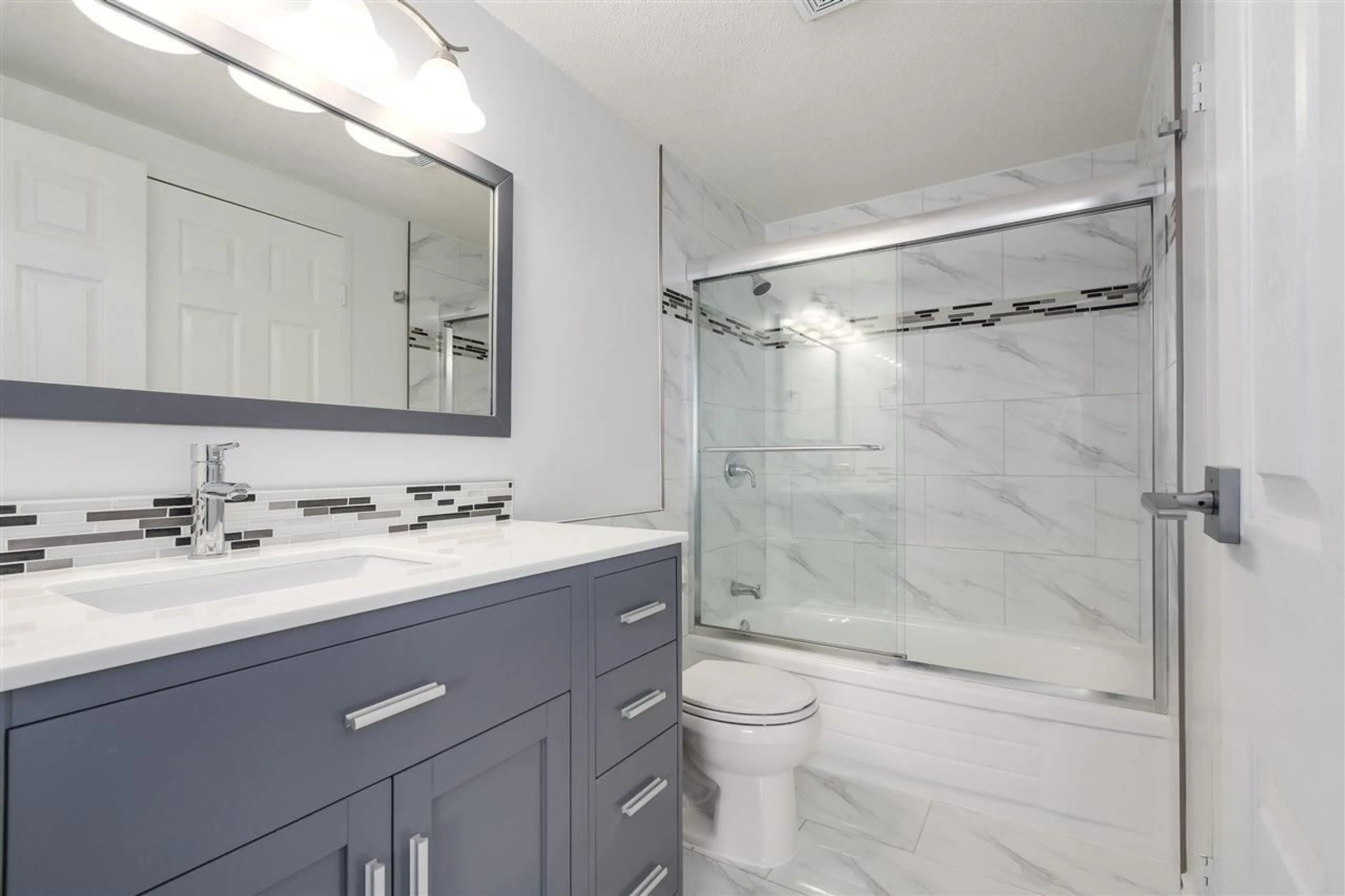 Contemporary bathroom, ceramic/tile floor for 216 10530 154 STREET, Surrey British Columbia V3R8A2