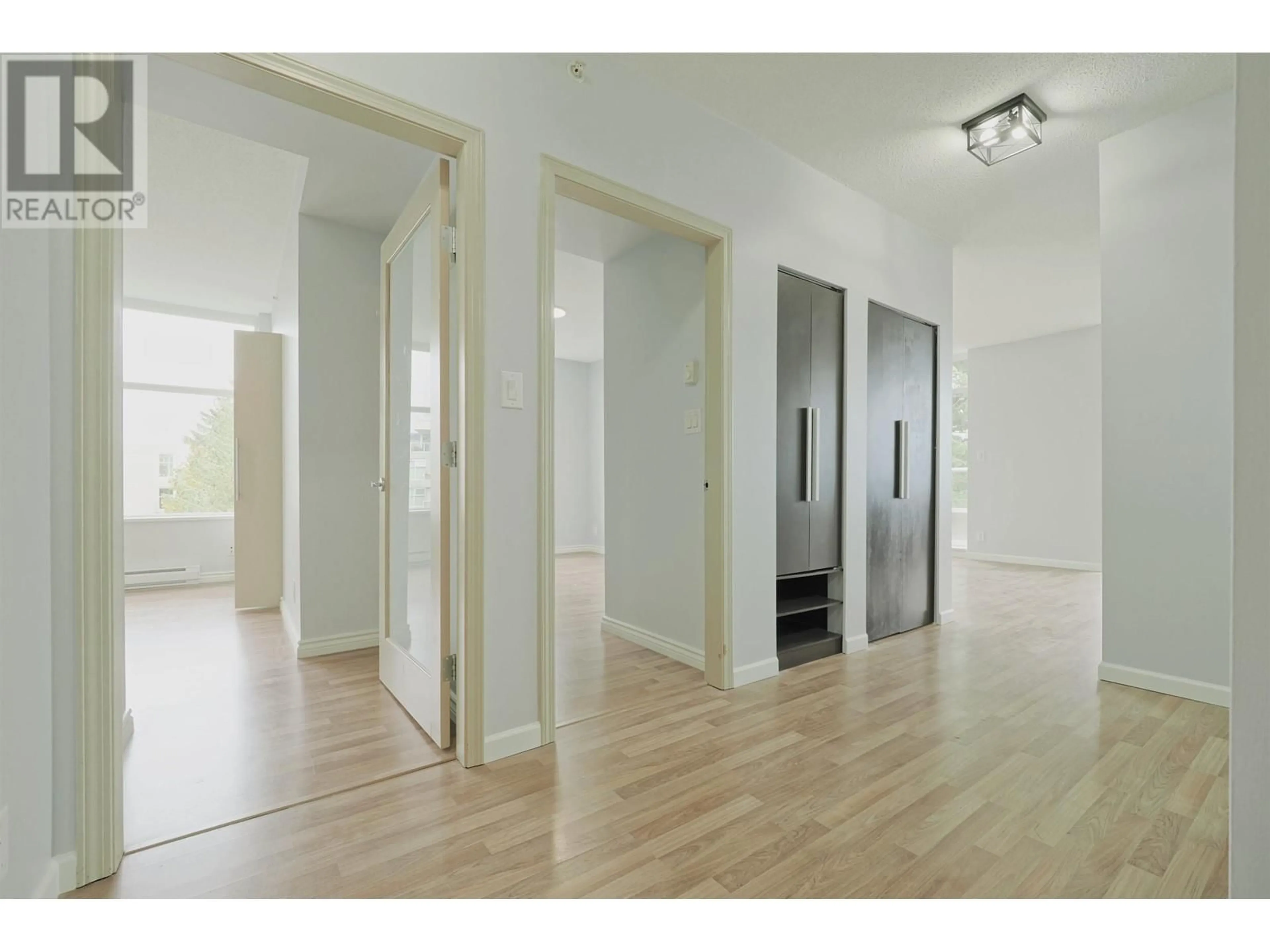 Indoor foyer for 707 9262 UNIVERSITY CRESCENT, Burnaby British Columbia V5A0A4