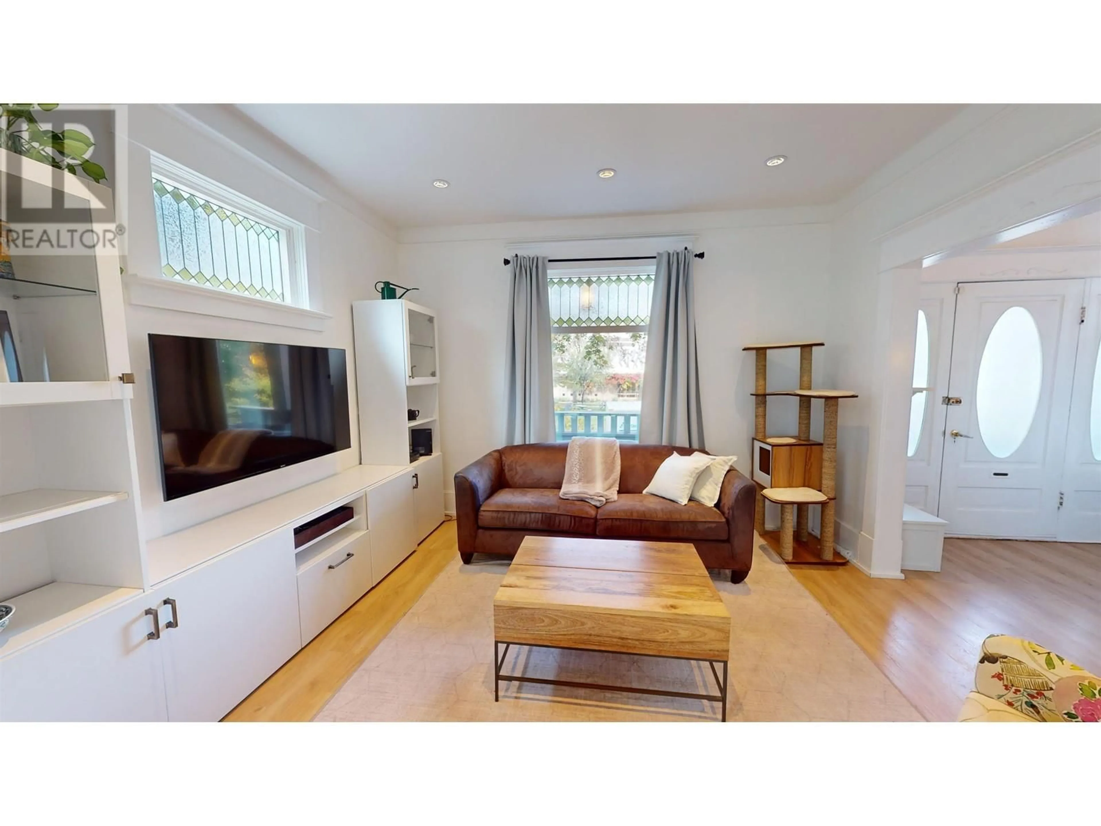 Living room with furniture, wood/laminate floor for 428 E 24TH AVENUE, Vancouver British Columbia V5V2A1