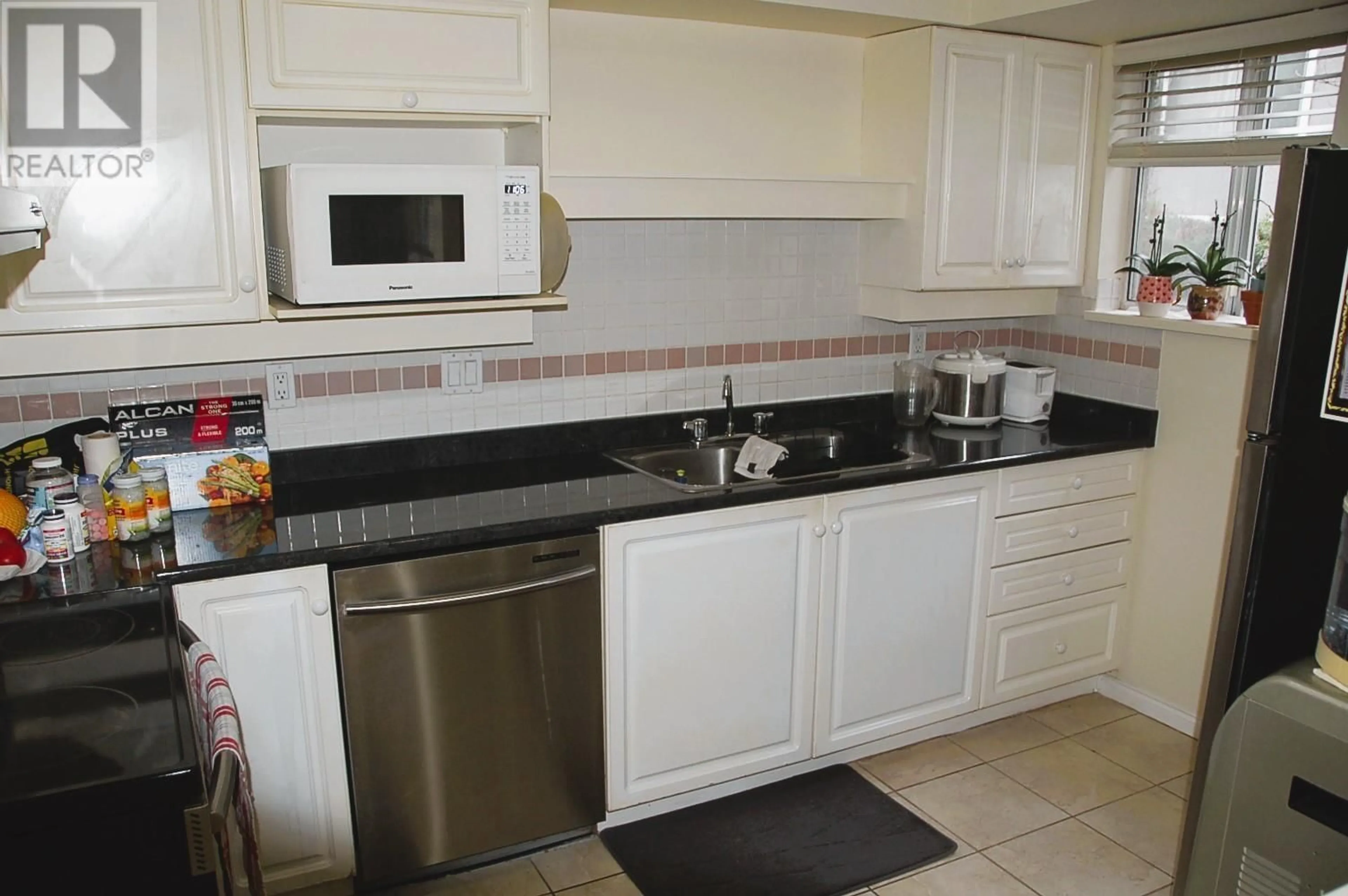 Standard kitchen, ceramic/tile floor for 104 412 TWELFTH STREET, New Westminster British Columbia V3M6R2