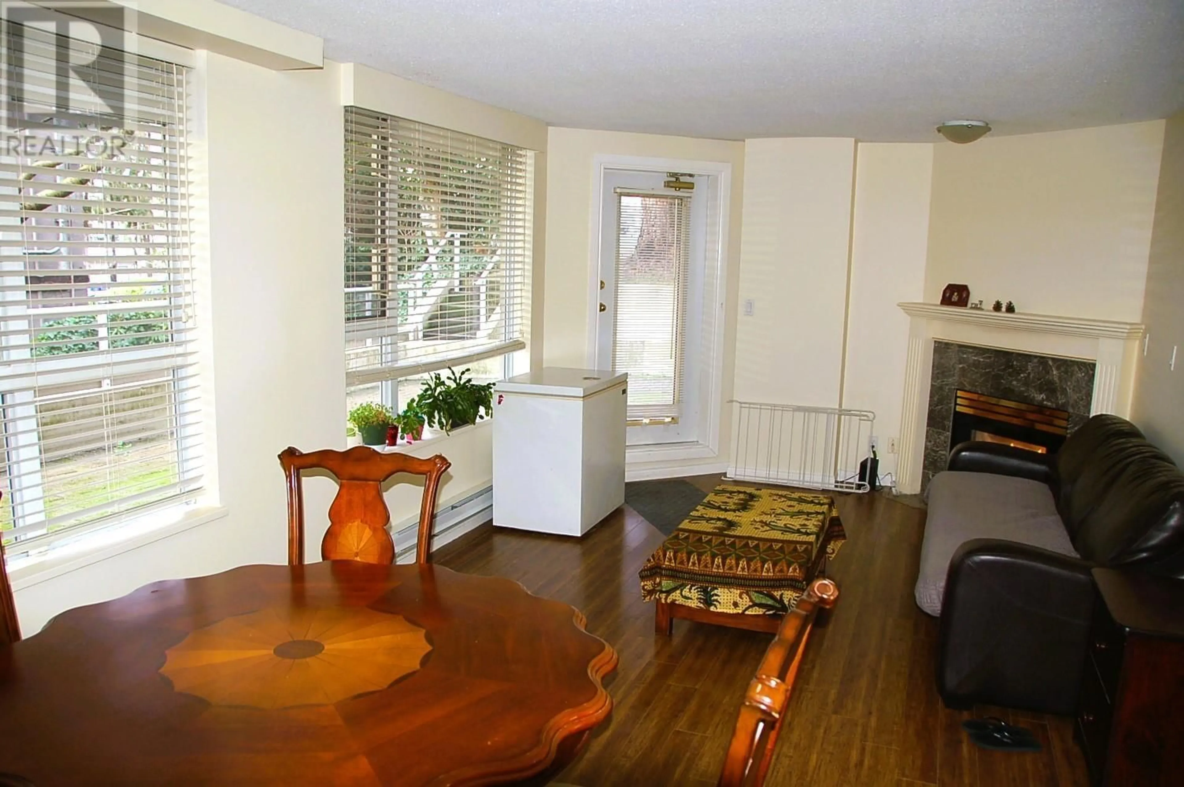 Living room with furniture, wood/laminate floor for 104 412 TWELFTH STREET, New Westminster British Columbia V3M6R2