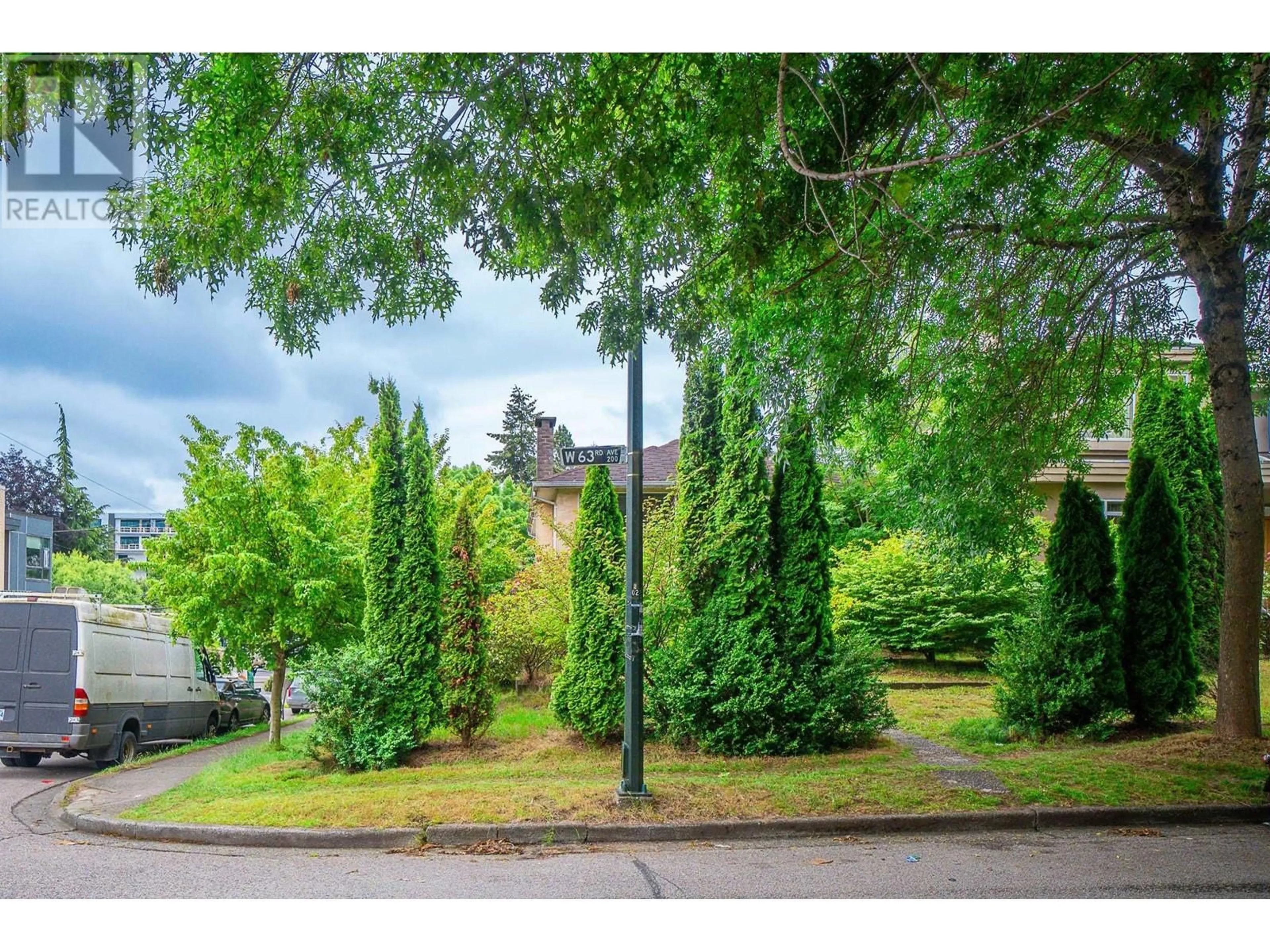 A pic from outside/outdoor area/front of a property/back of a property/a pic from drone, unknown for 204 W 63RD AVENUE, Vancouver British Columbia V5X2H8