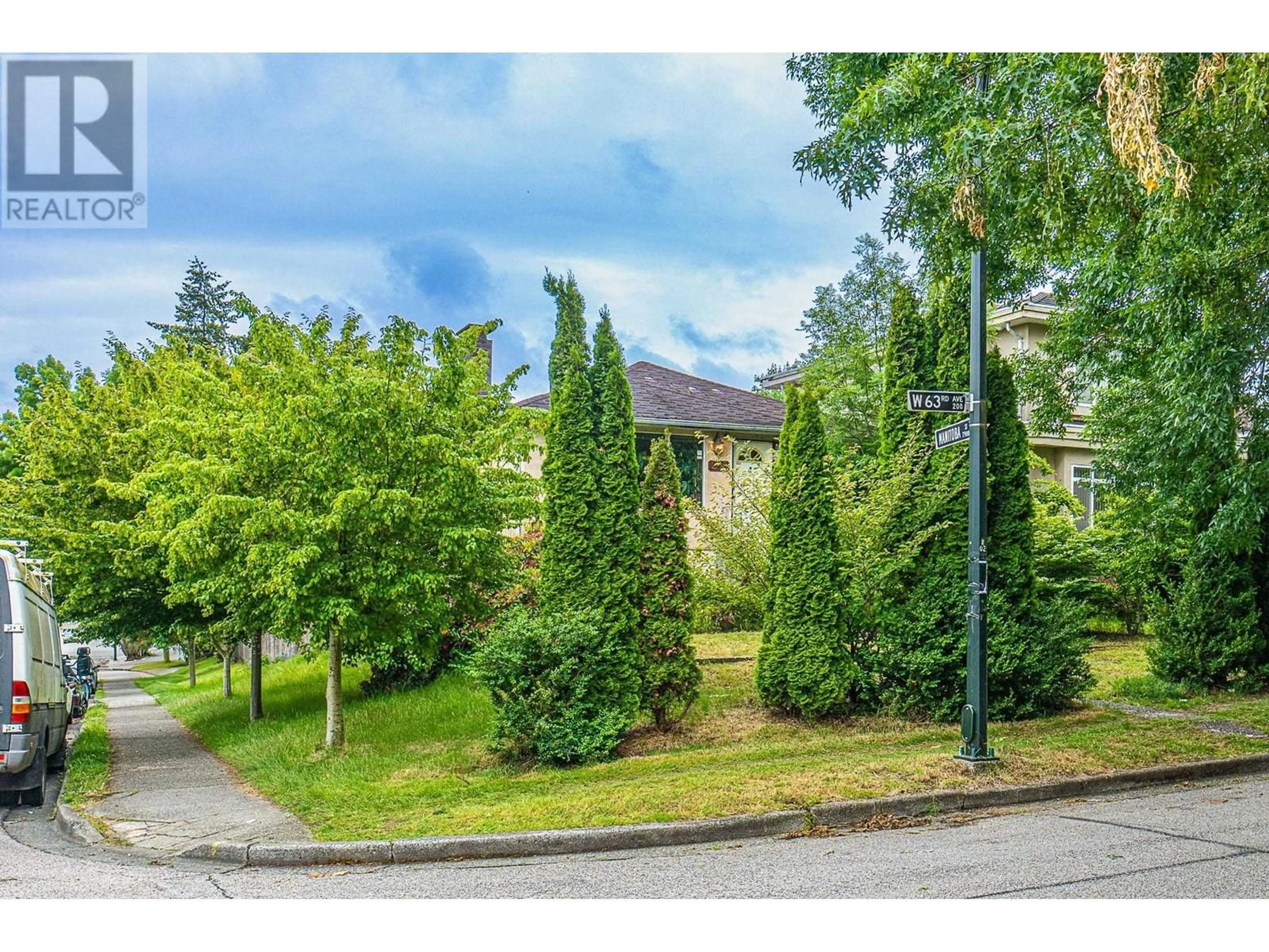 A pic from outside/outdoor area/front of a property/back of a property/a pic from drone, street for 204 W 63RD AVENUE, Vancouver British Columbia V5X2H8