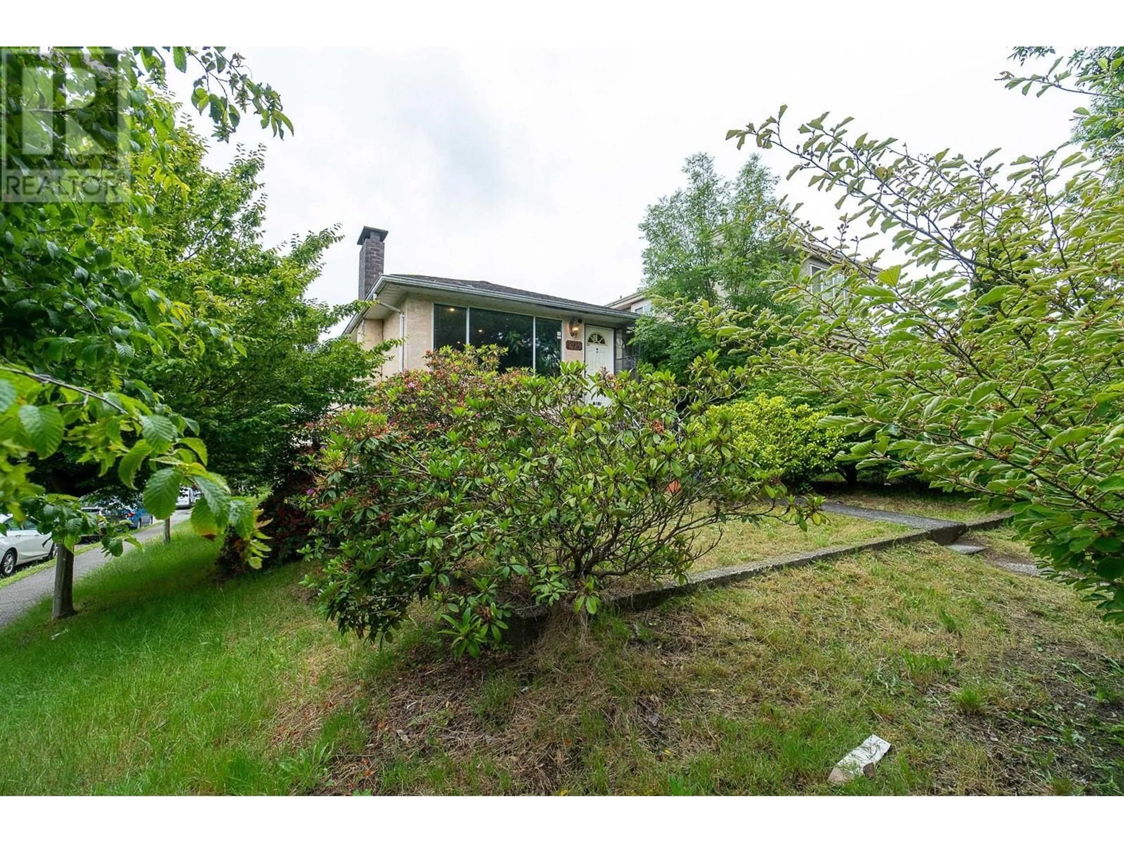 A pic from outside/outdoor area/front of a property/back of a property/a pic from drone, street for 204 W 63RD AVENUE, Vancouver British Columbia V5X2H8