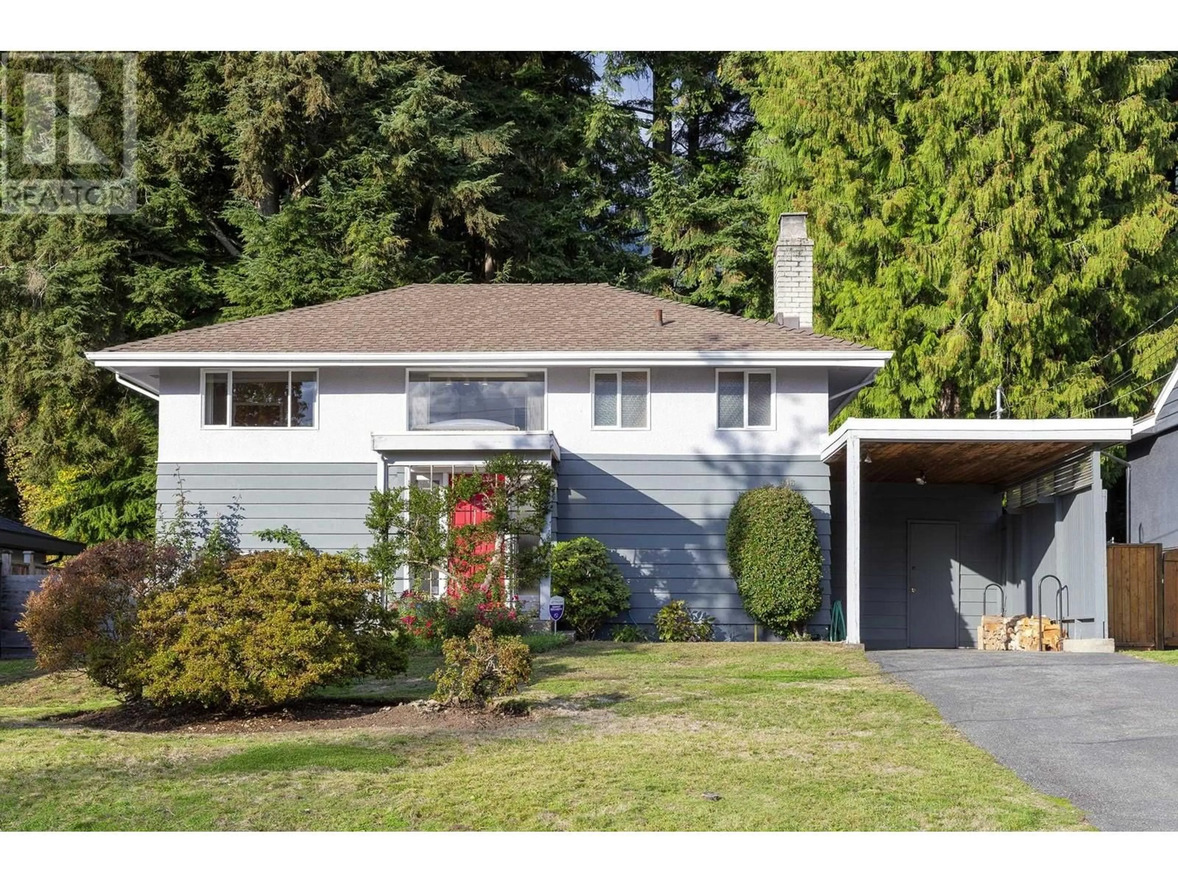 Home with vinyl exterior material, street for 946 BELVEDERE DRIVE, North Vancouver British Columbia V7R2C1