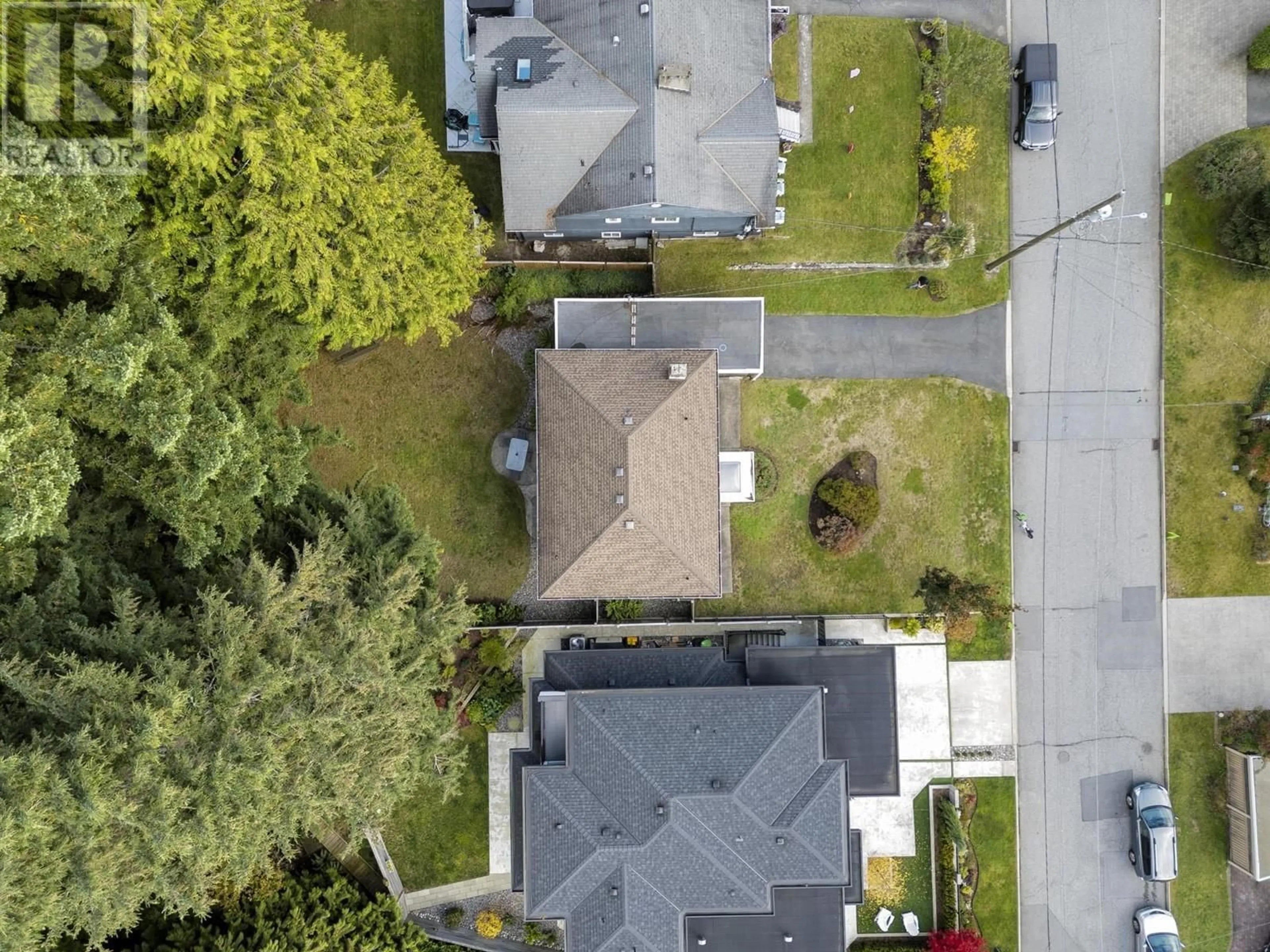 A pic from outside/outdoor area/front of a property/back of a property/a pic from drone, street for 946 BELVEDERE DRIVE, North Vancouver British Columbia V7R2C1