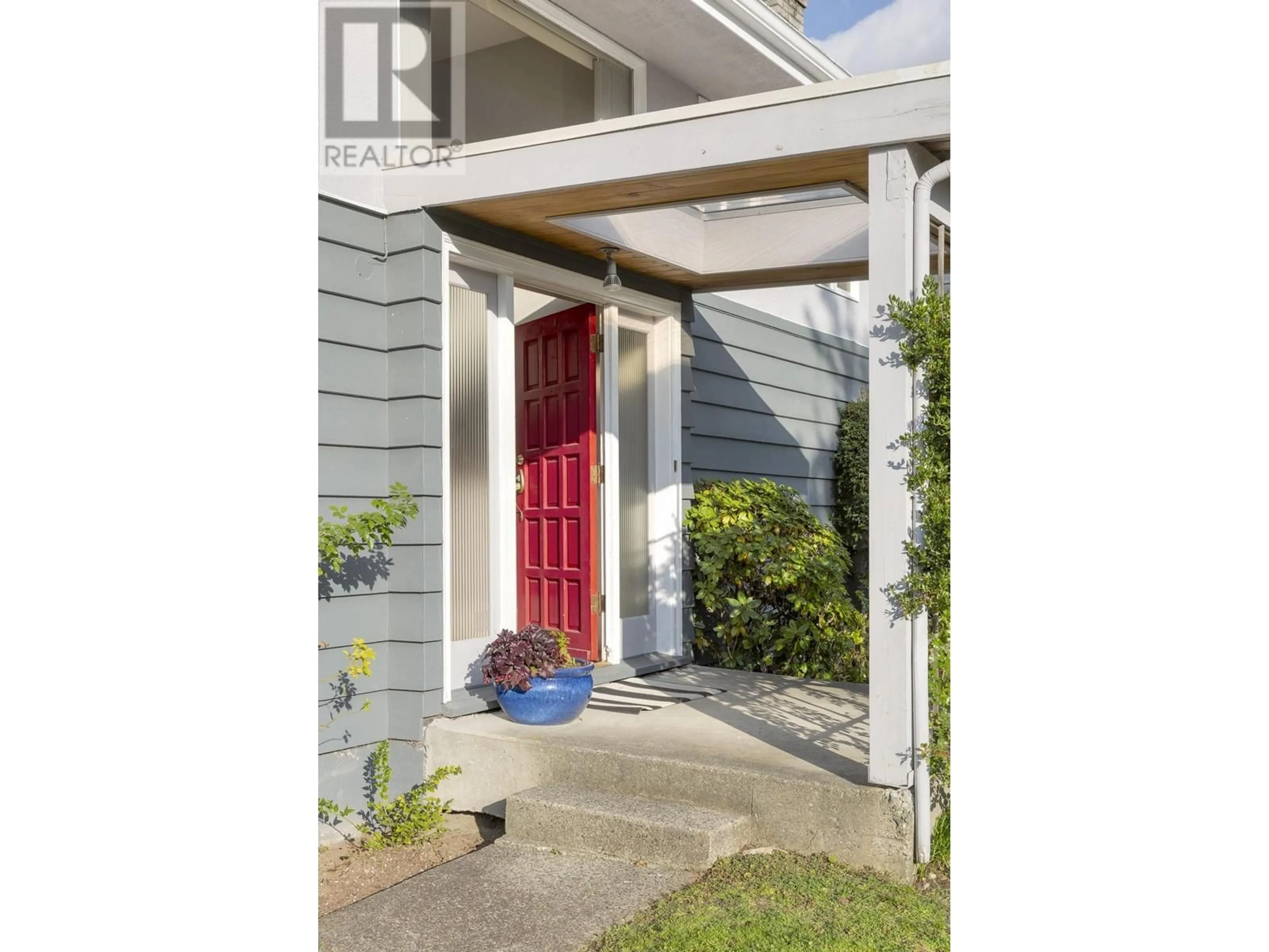 Indoor entryway for 946 BELVEDERE DRIVE, North Vancouver British Columbia V7R2C1