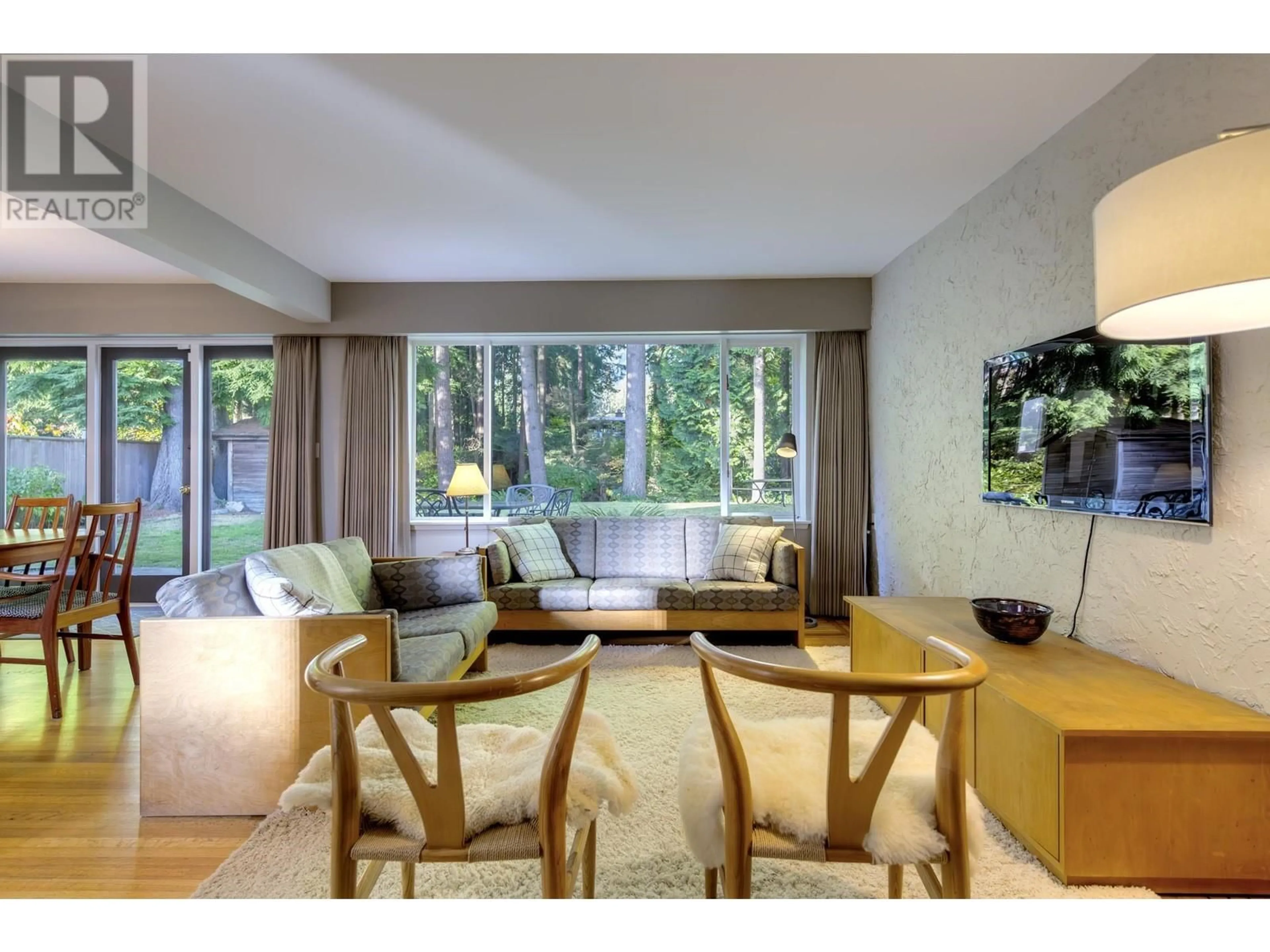 Living room with furniture, wood/laminate floor for 946 BELVEDERE DRIVE, North Vancouver British Columbia V7R2C1