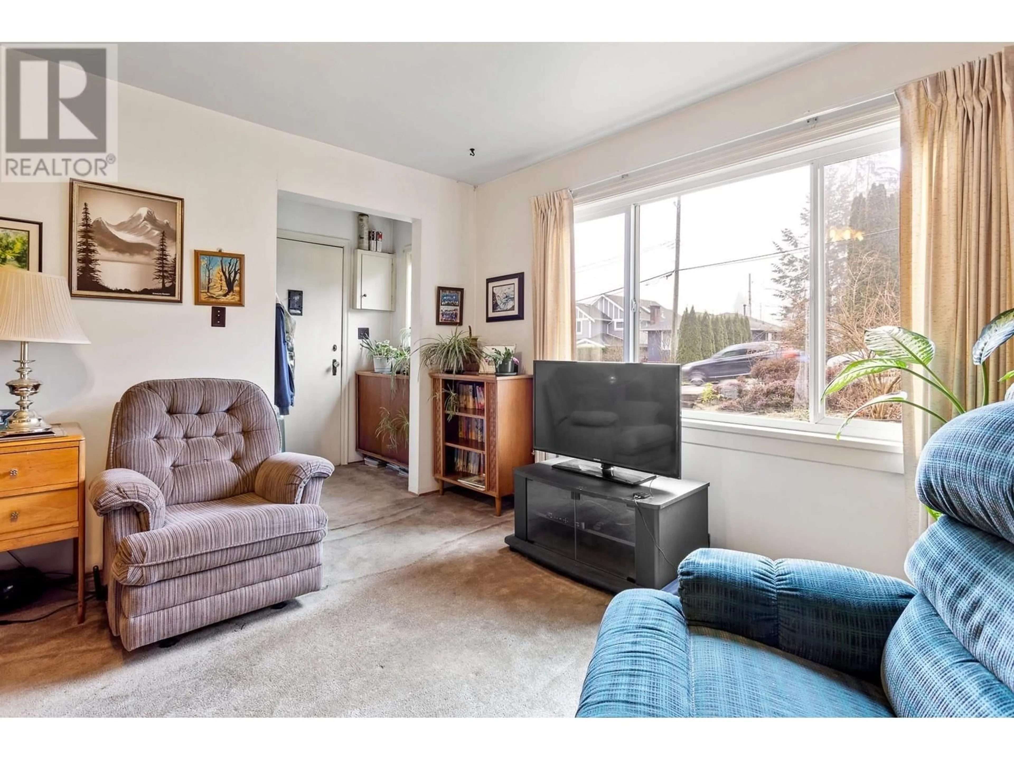 Living room with furniture, unknown for 317 HOLMES STREET, New Westminster British Columbia V3L4X6