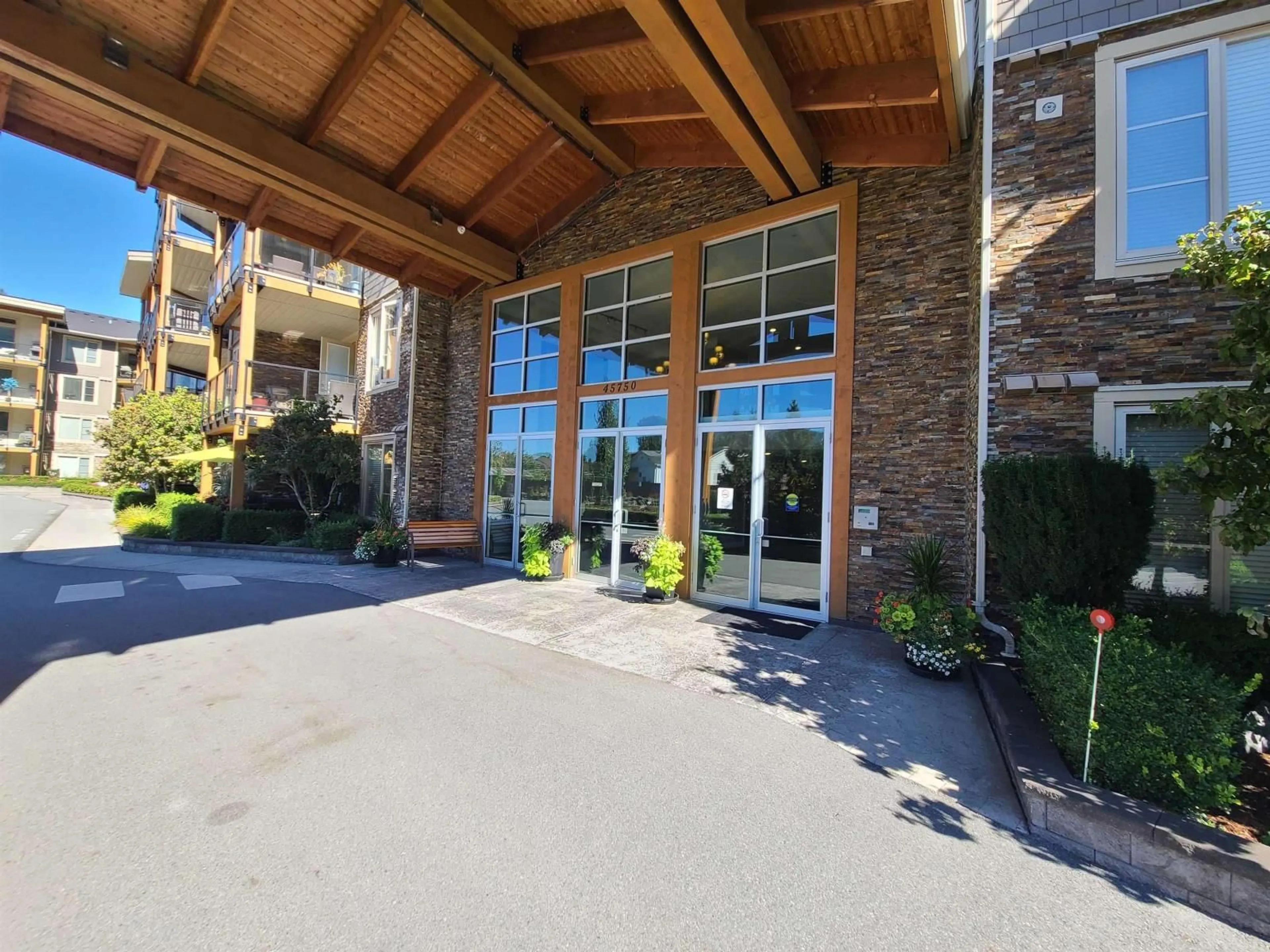 Indoor foyer for 401 45750 KEITH WILSON ROAD|Vedder Cross, Chilliwack British Columbia V2R0X3