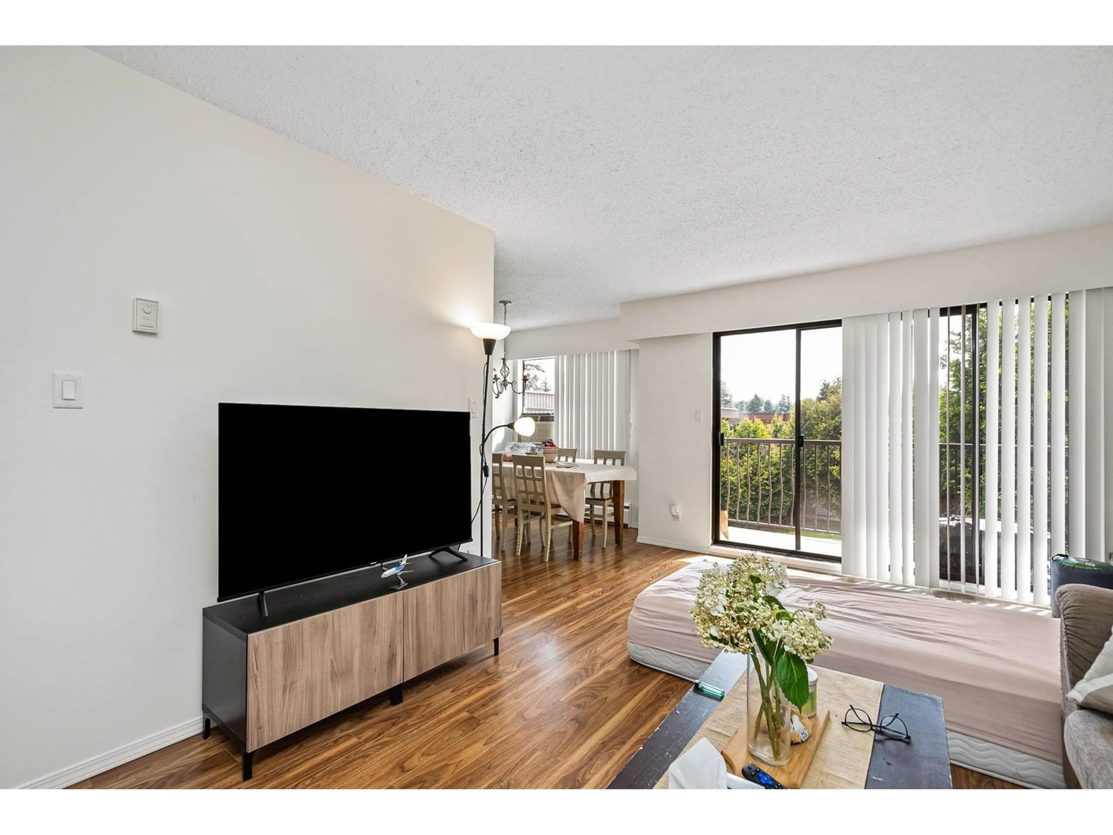 Living room with furniture, wood/laminate floor for 435 1909 SALTON ROAD, Abbotsford British Columbia V2S5B6