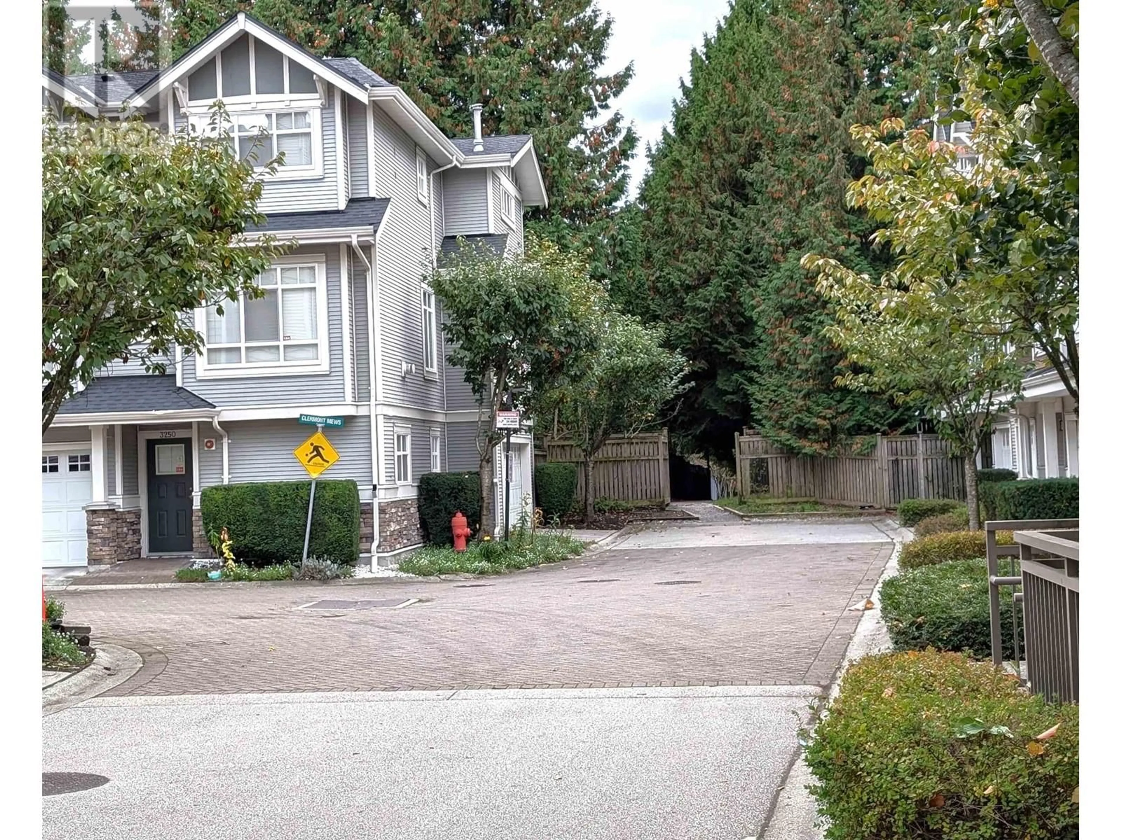 A pic from outside/outdoor area/front of a property/back of a property/a pic from drone, street for 3250 CLERMONT MEWS, Vancouver British Columbia V5S4X3