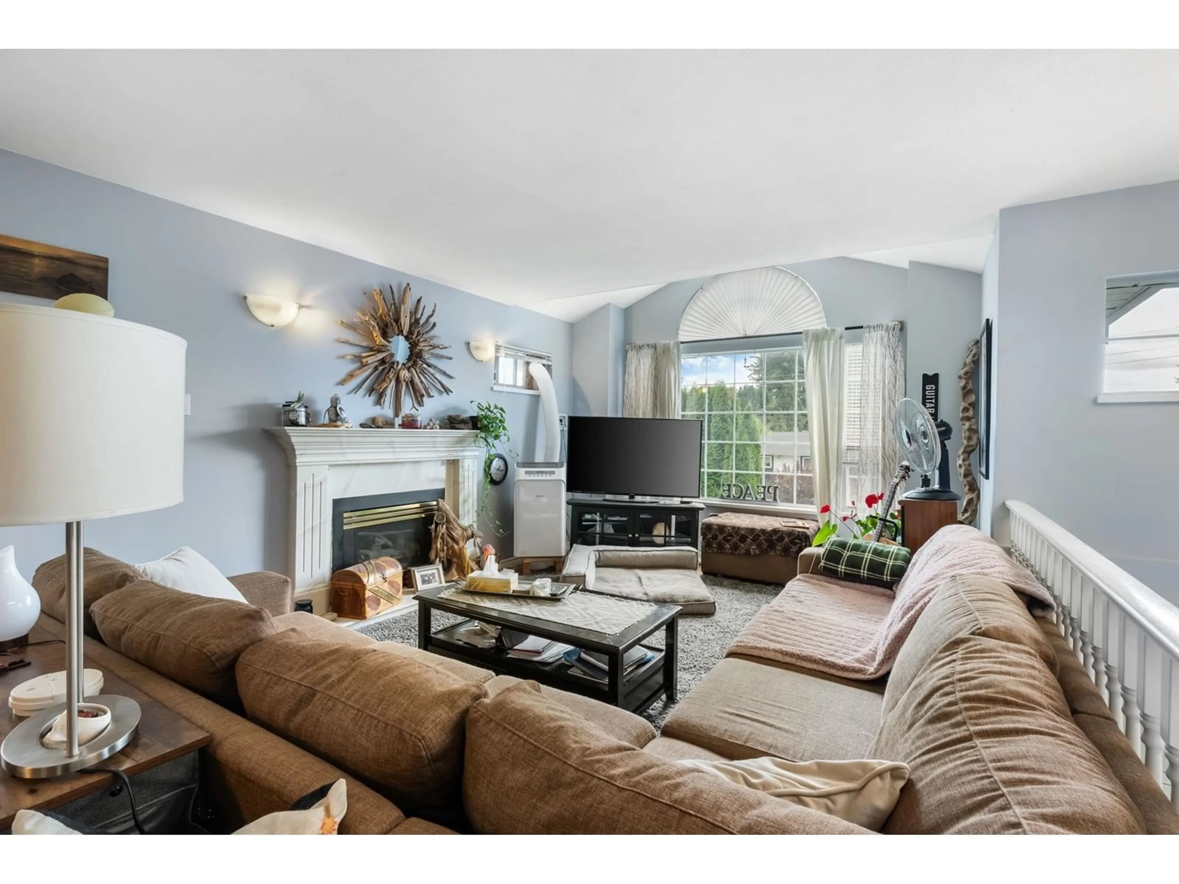 Living room with furniture, unknown for 32063 SANDPIPER PLACE, Mission British Columbia V2V2L4