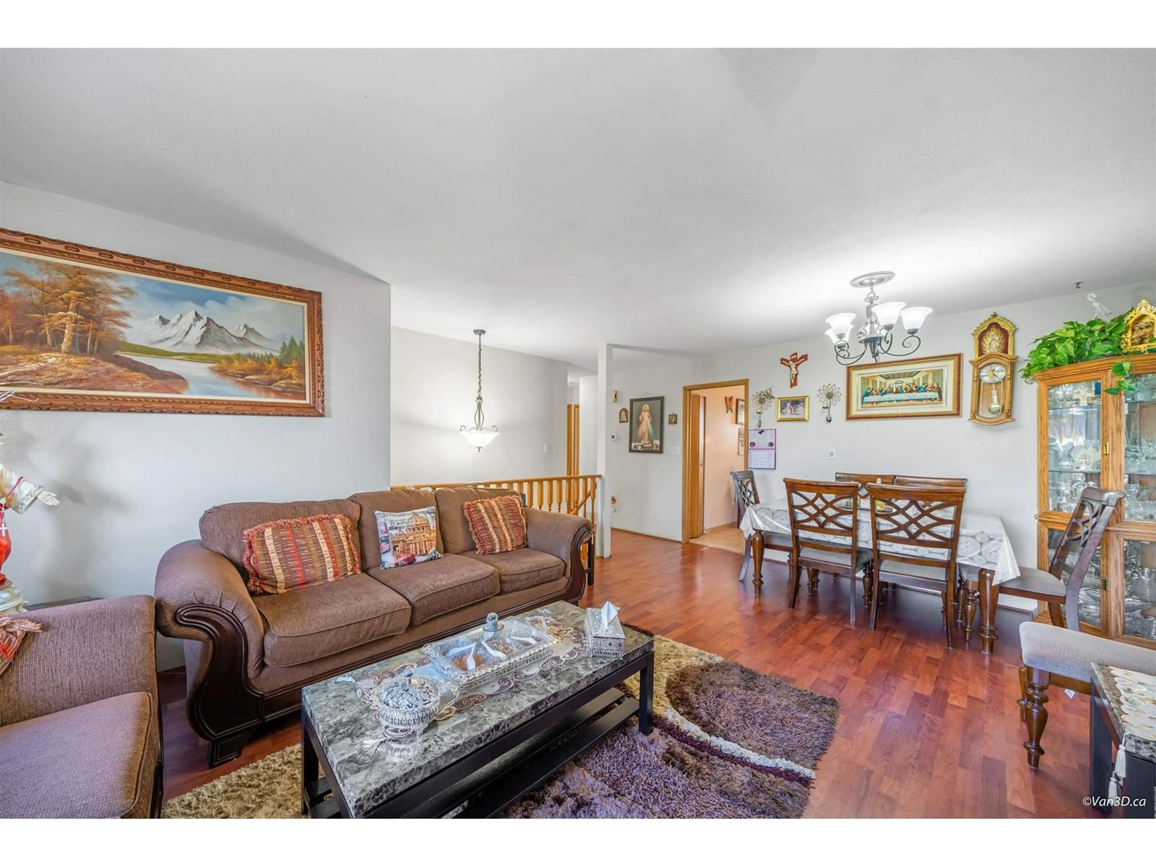 Living room with furniture, wood/laminate floor for 15024 96, Surrey British Columbia V3R1E9