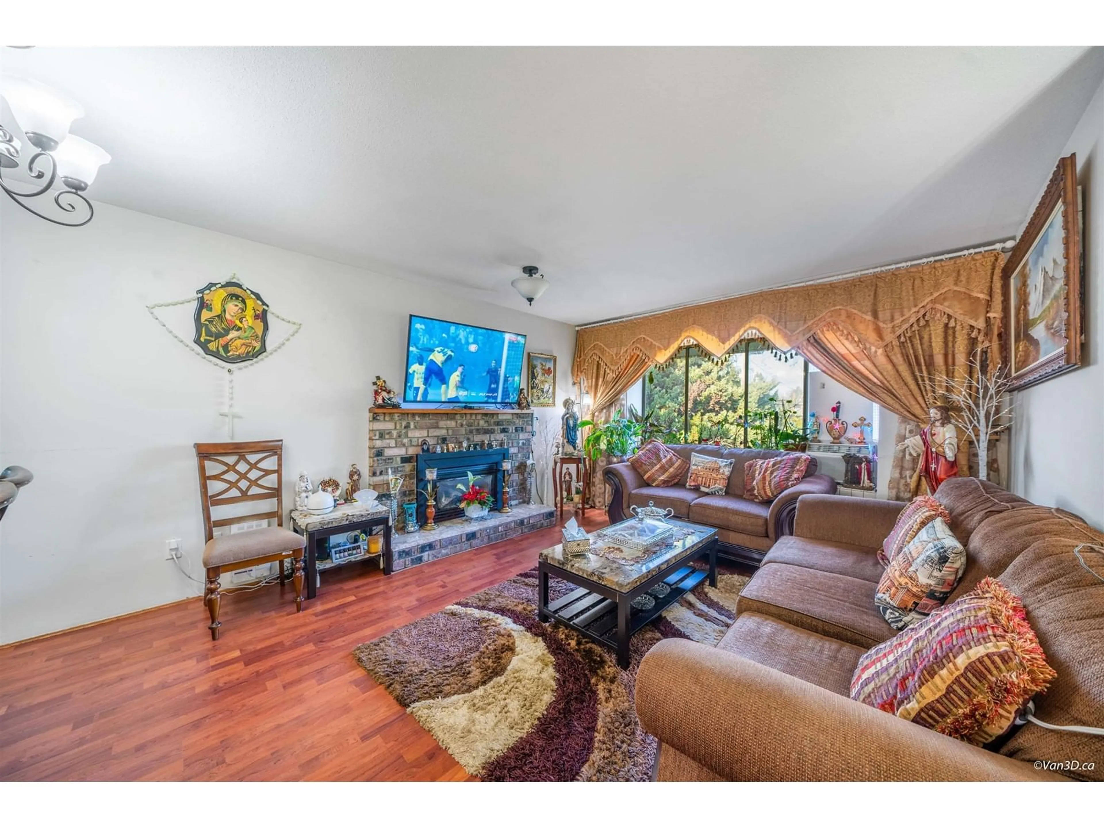 Living room with furniture, unknown for 15024 96, Surrey British Columbia V3R1E9