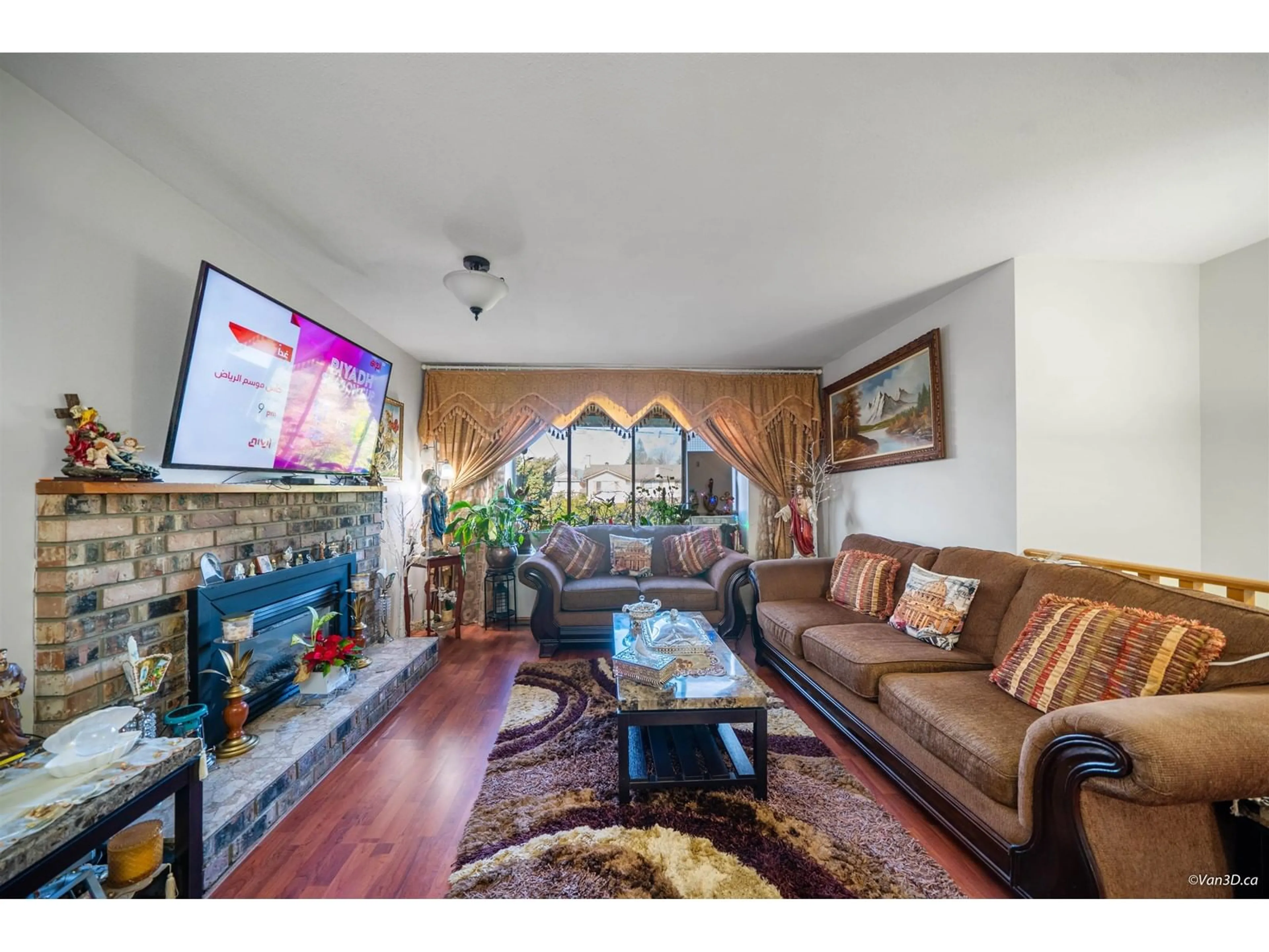 Living room with furniture, unknown for 15024 96, Surrey British Columbia V3R1E9