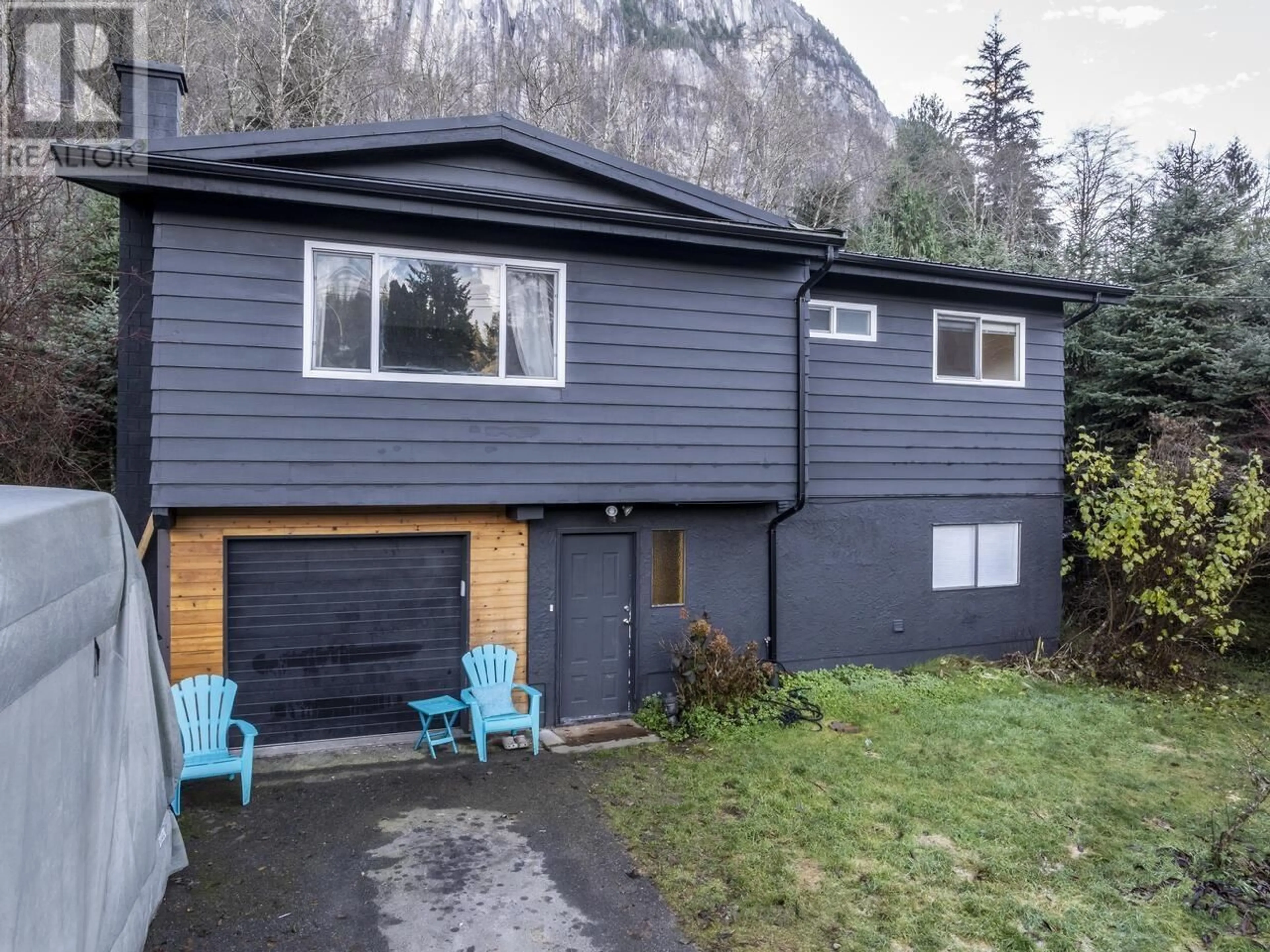 Home with vinyl exterior material, mountain view for 37960 MAGNOLIA CRESCENT, Squamish British Columbia V0N3G0