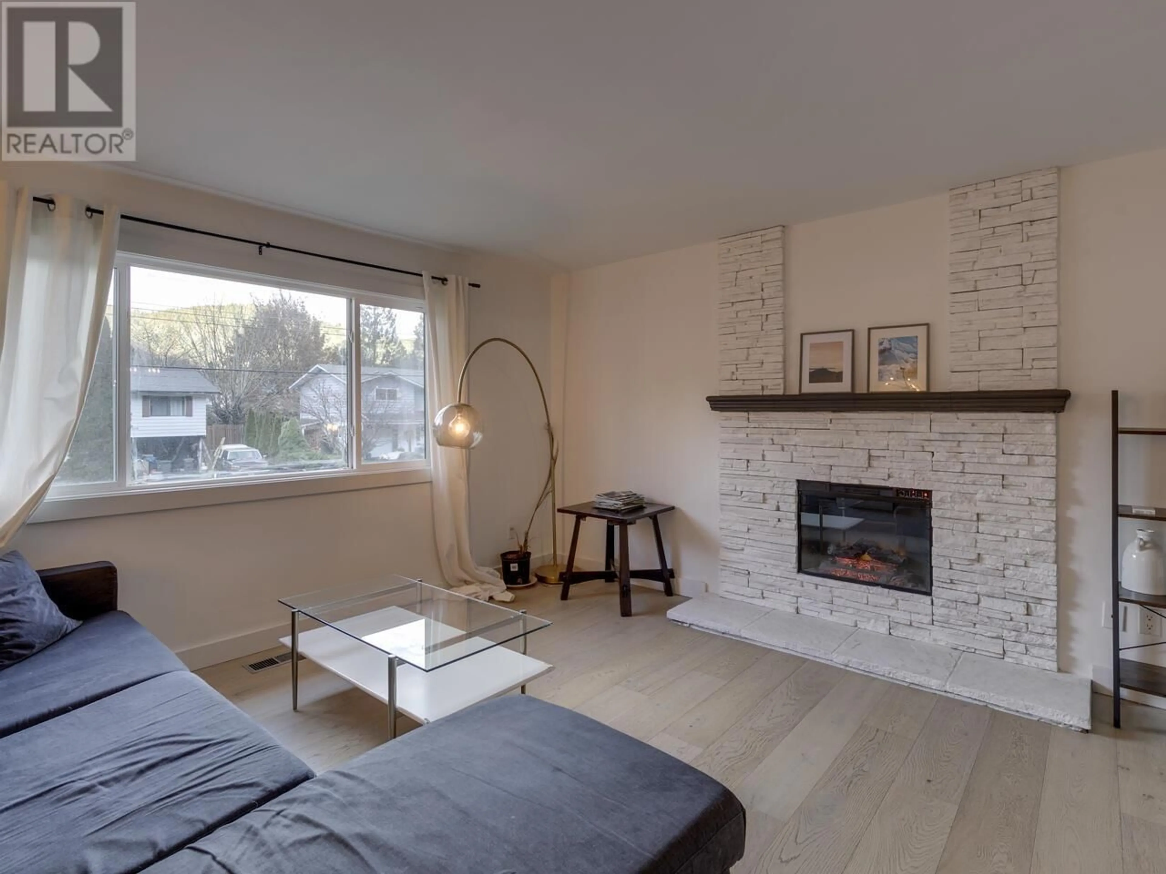 Living room with furniture, wood/laminate floor for 37960 MAGNOLIA CRESCENT, Squamish British Columbia V0N3G0