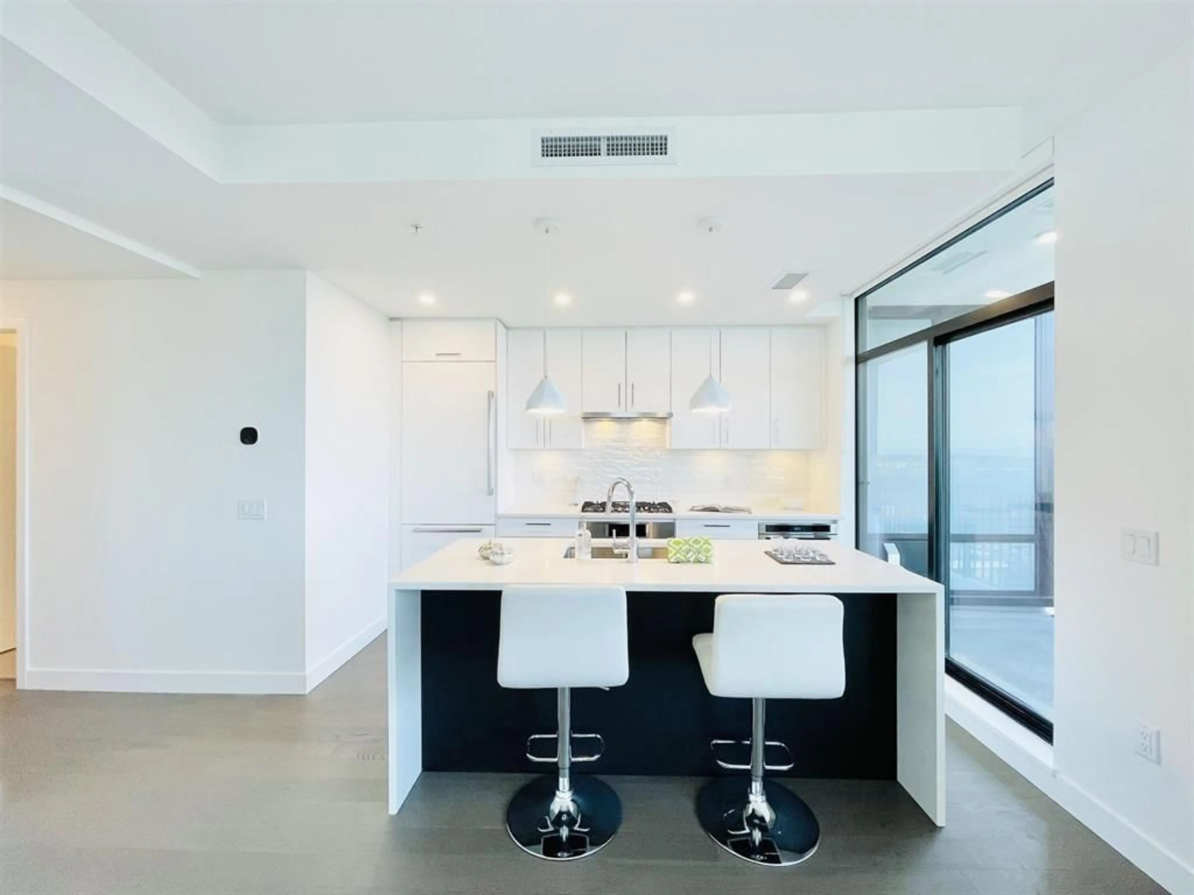 Contemporary kitchen, ceramic/tile floor for 1702 1588 JOHNSTON ROAD, White Rock British Columbia V4B0C5