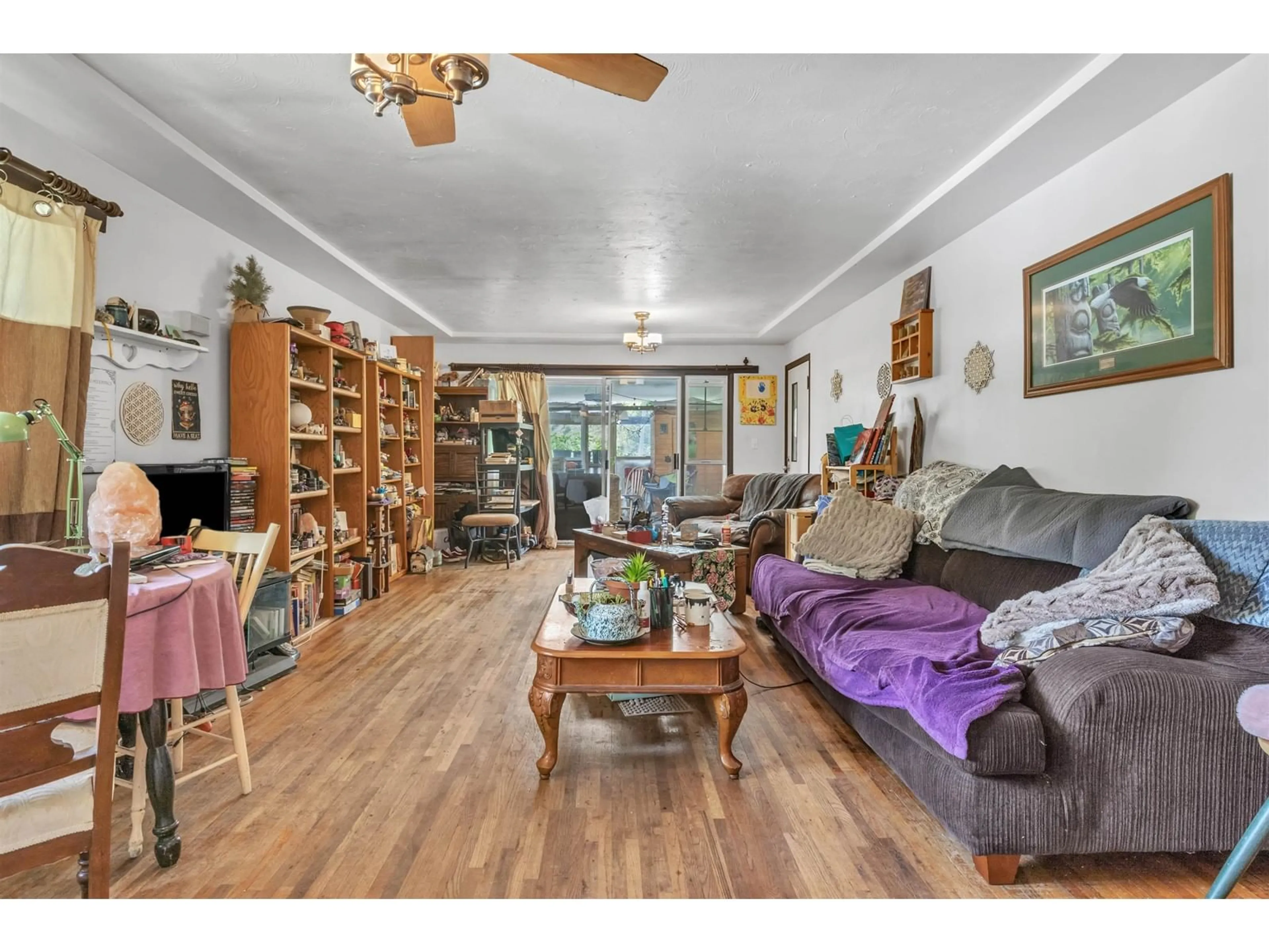 Living room with furniture, wood/laminate floor for 33721 MOREY AVENUE, Abbotsford British Columbia V2S2W5