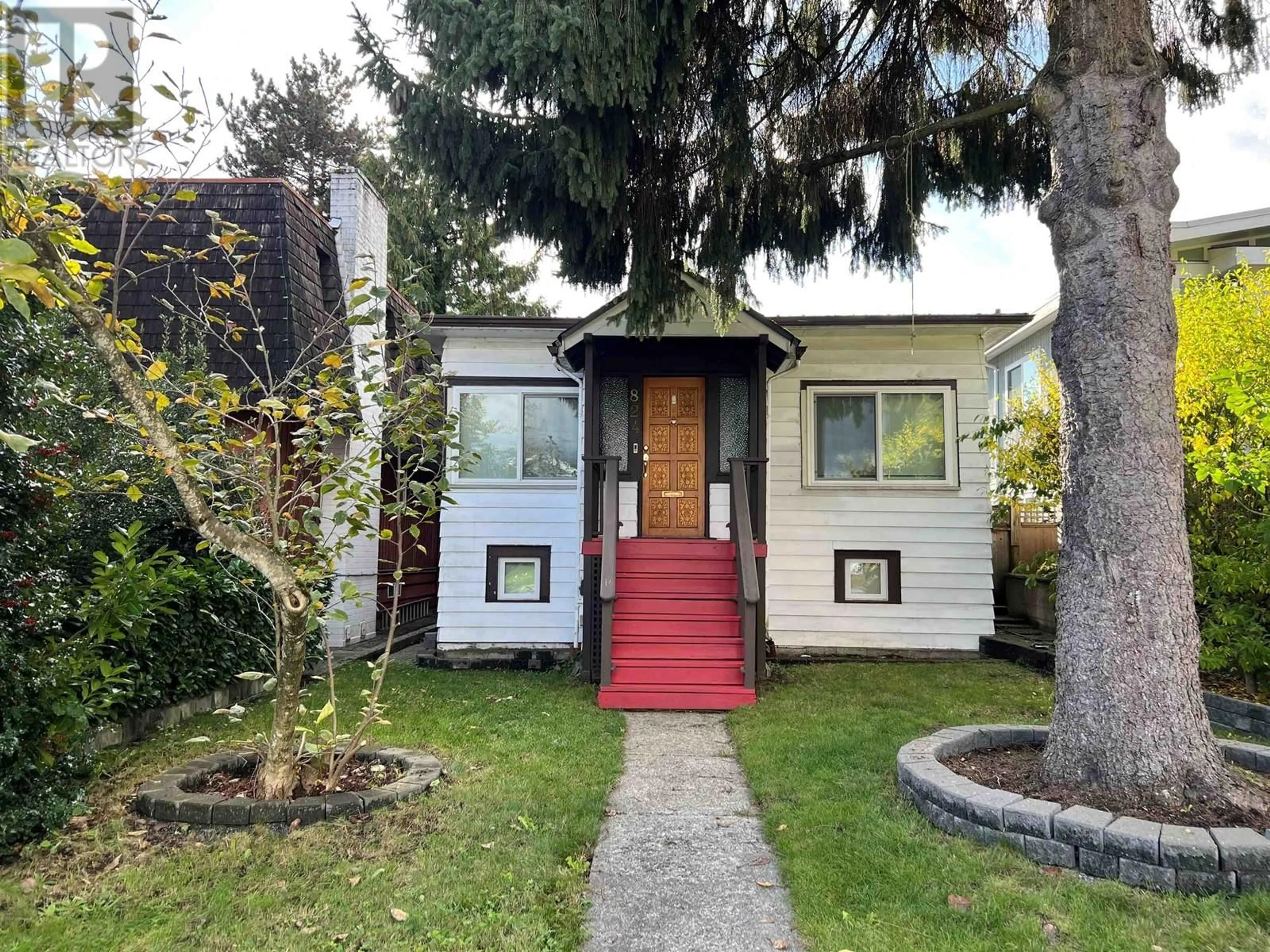 Home with vinyl exterior material, street for 824 SCOTT STREET, New Westminster British Columbia V3L4T8