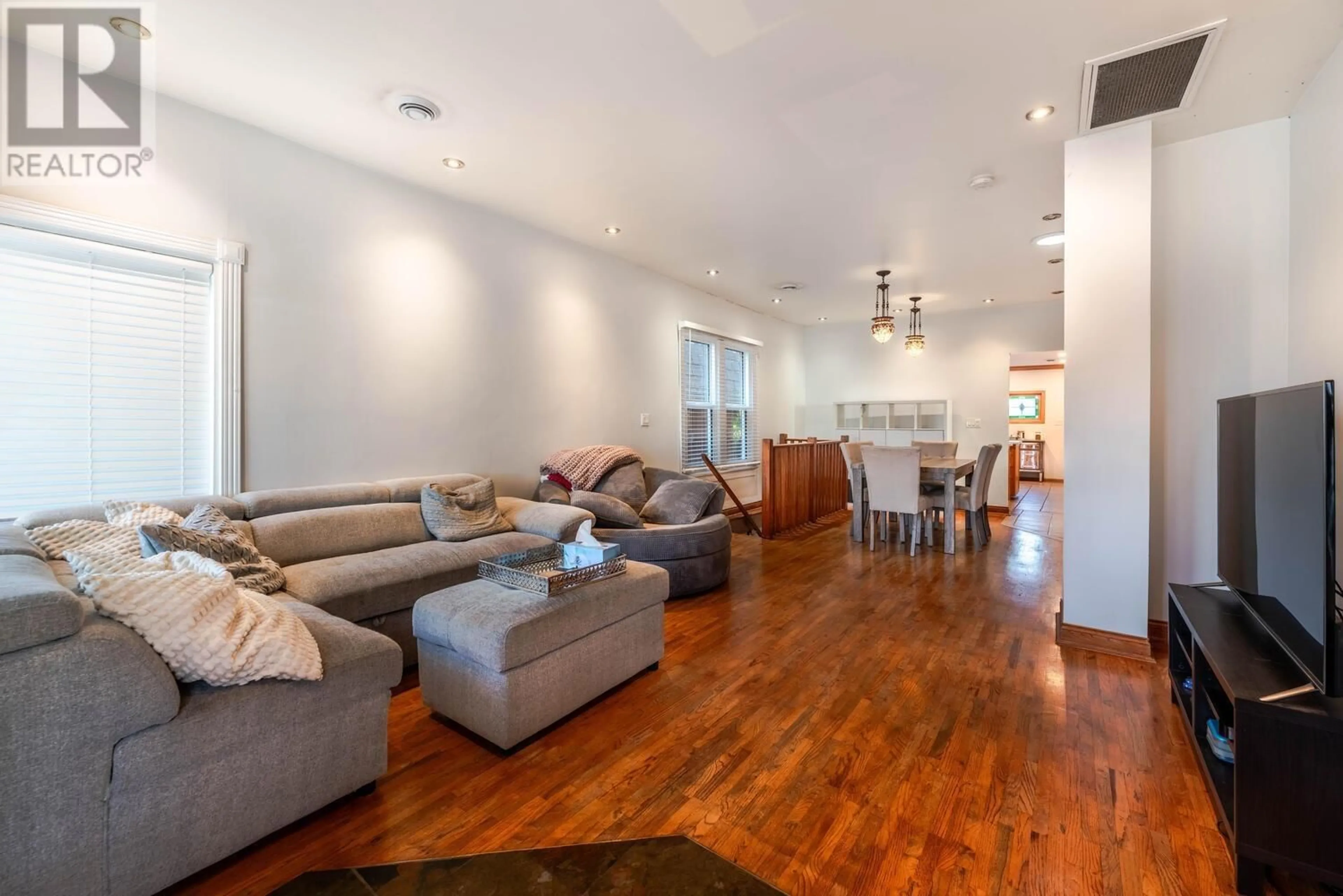 Living room with furniture, wood/laminate floor for 824 SCOTT STREET, New Westminster British Columbia V3L4T8