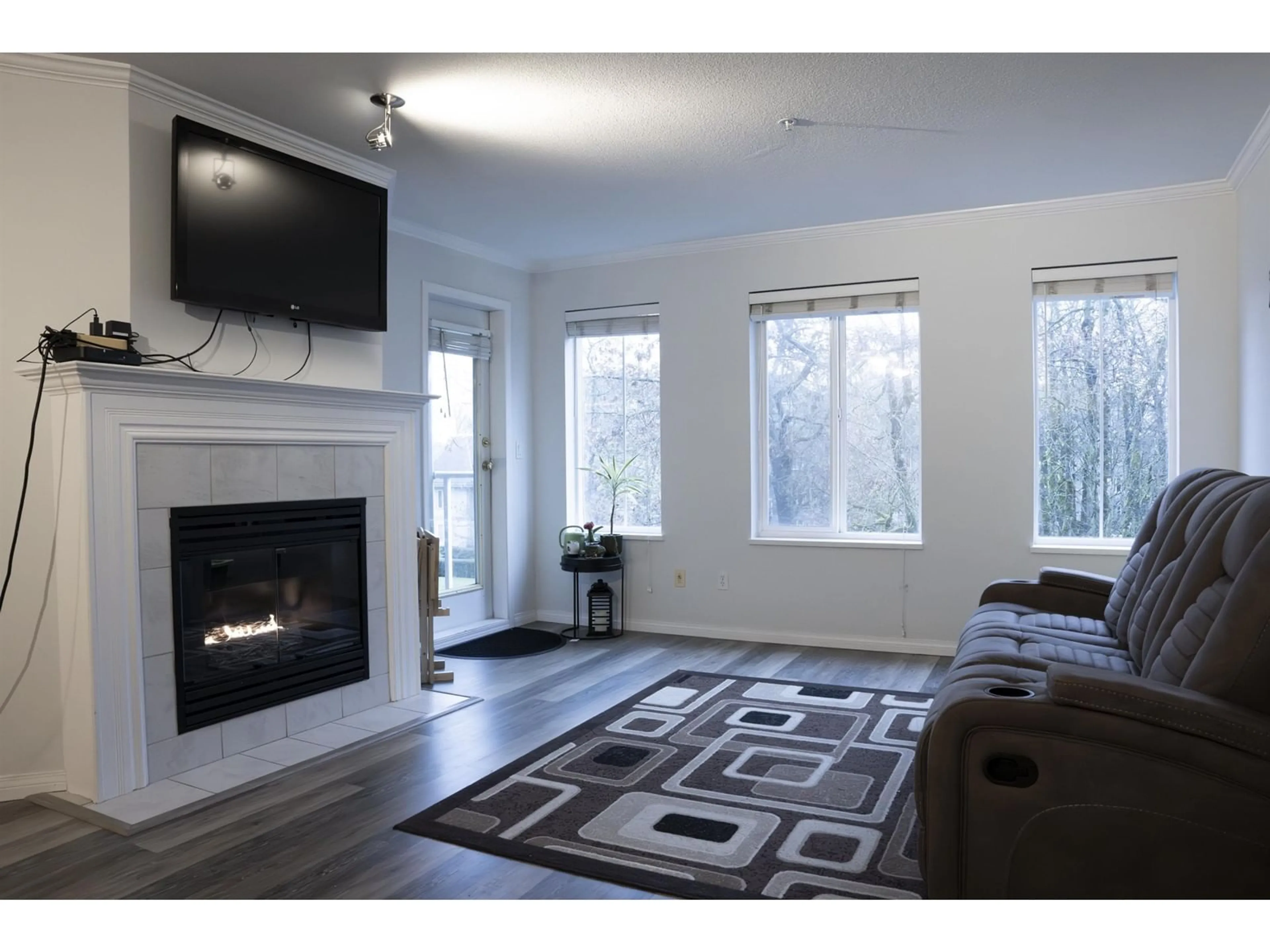 Living room with furniture, wood/laminate floor for 309 12125 75A AVENUE, Surrey British Columbia V3W1B9