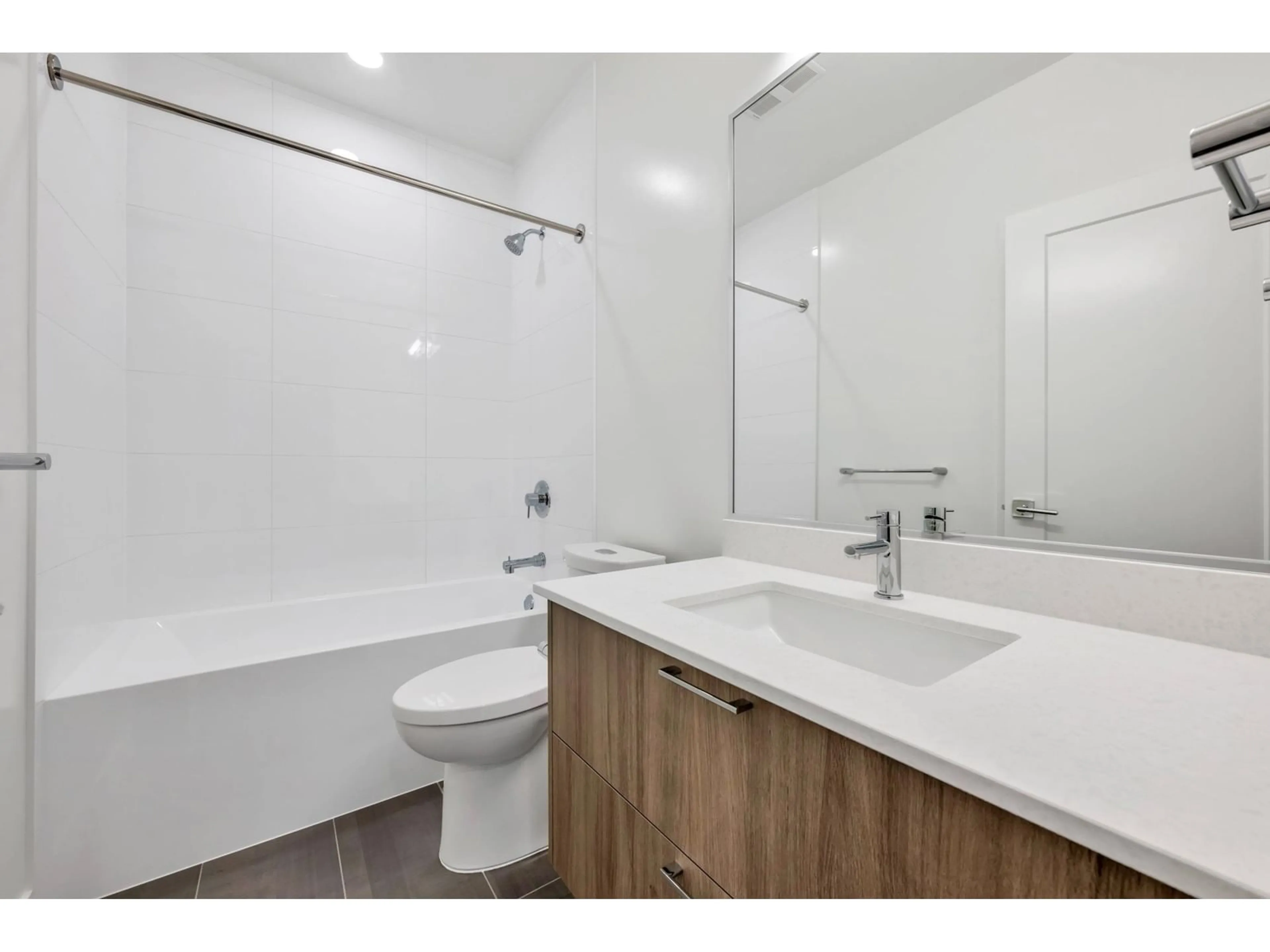 Standard bathroom, unknown for 3303 8551 201 STREET, Langley British Columbia V2Y3Y4