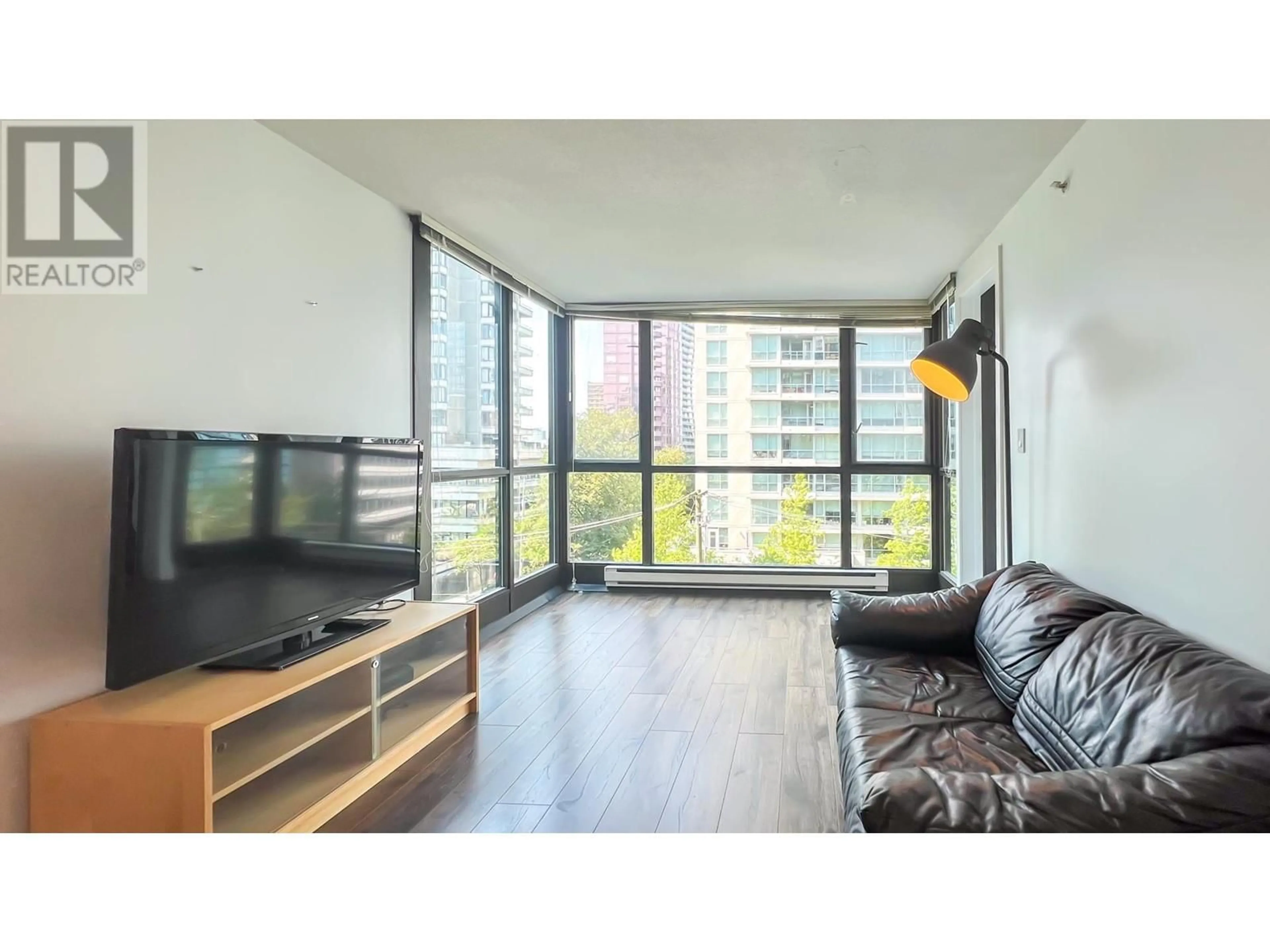 Living room with furniture, wood/laminate floor for 401 1367 ALBERNI STREET, Vancouver British Columbia V6E4R9