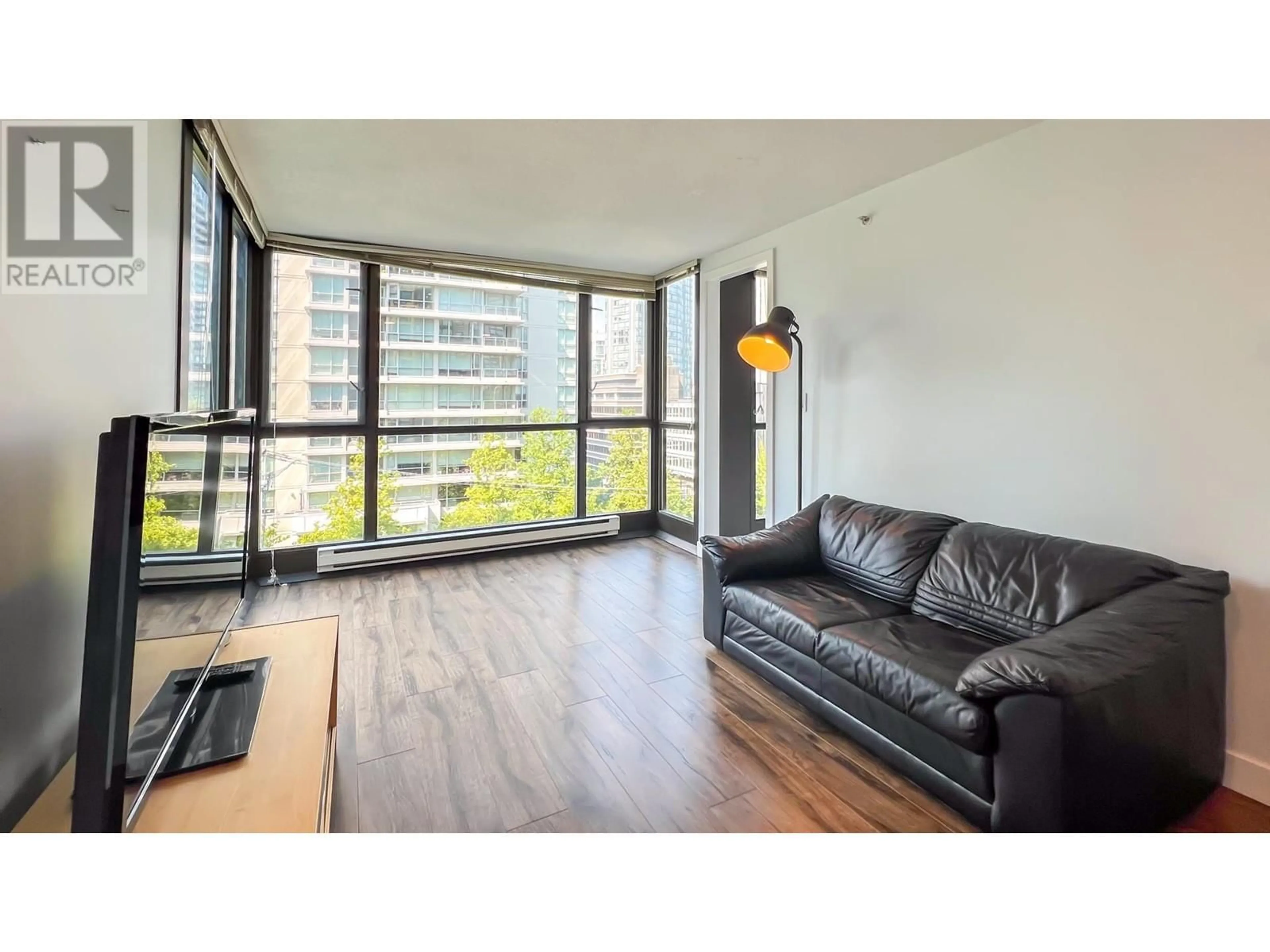 Living room with furniture, wood/laminate floor for 401 1367 ALBERNI STREET, Vancouver British Columbia V6E4R9