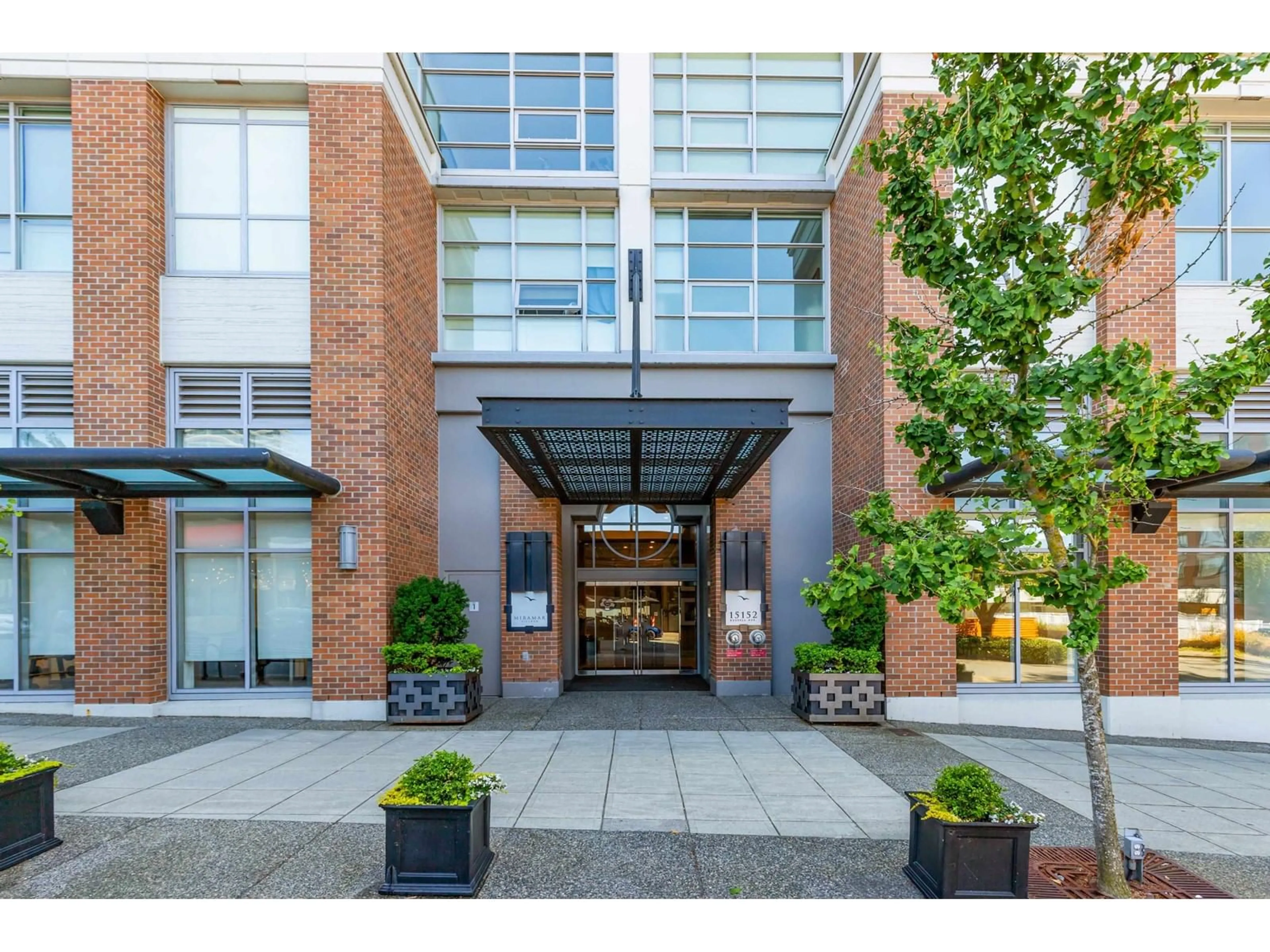 Indoor foyer for 1401 15152 RUSSELL AVENUE, White Rock British Columbia V4B0A3