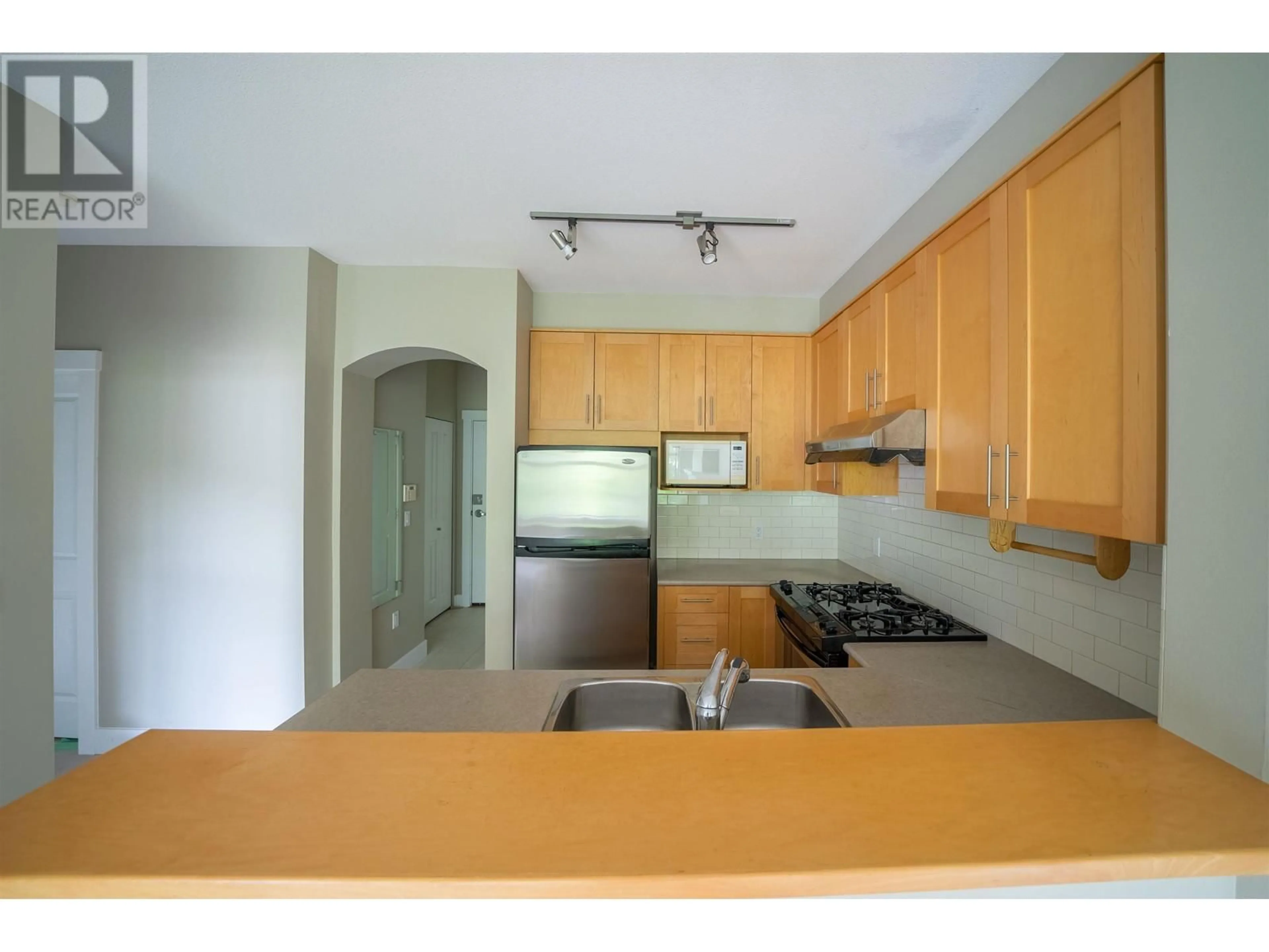 Standard kitchen, unknown for 421 2083 W 33RD AVENUE, Vancouver British Columbia V6M4M6