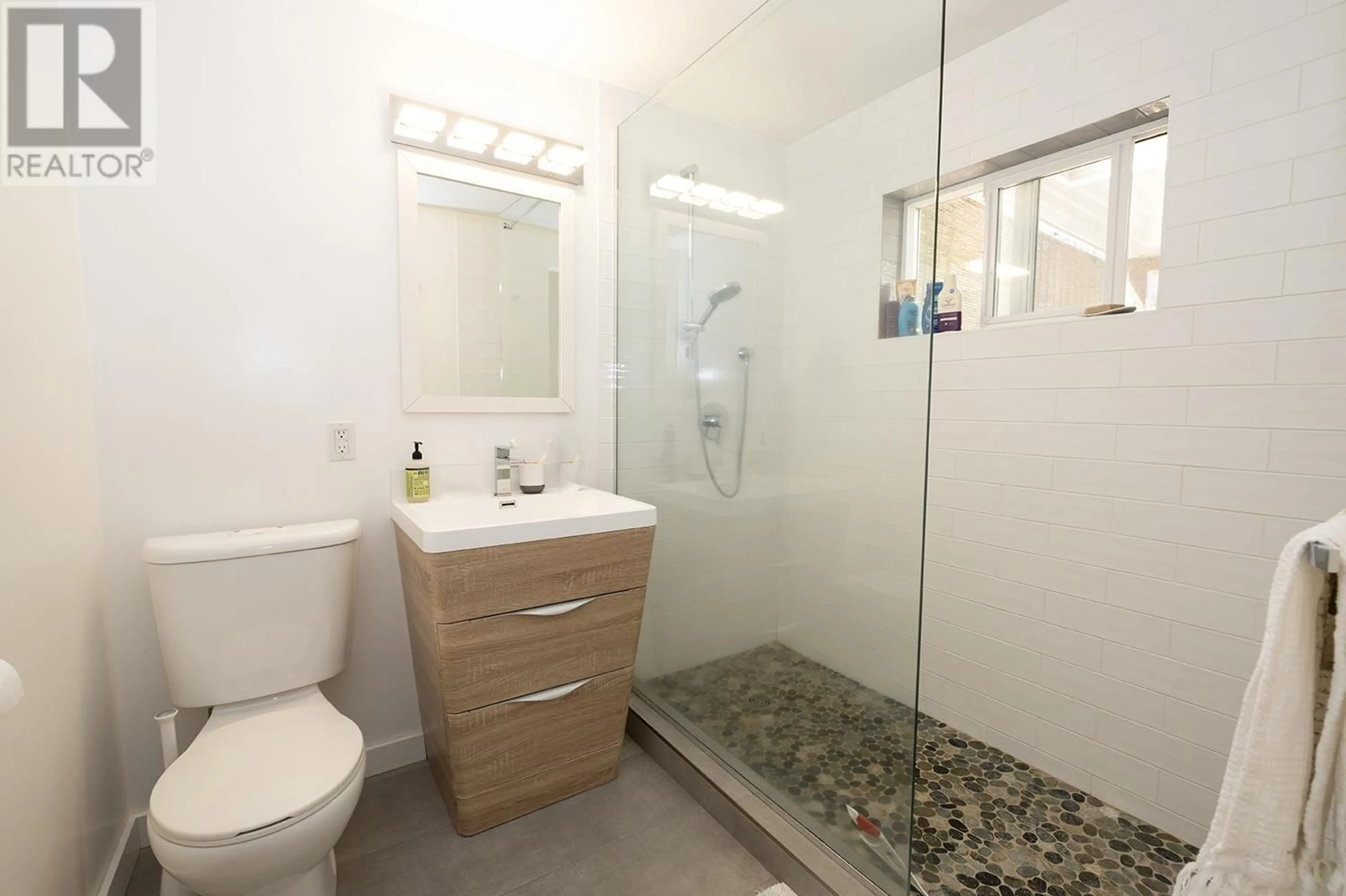 Standard bathroom, ceramic/tile floor for 446 CENTRAL AVENUE, Gibsons British Columbia V0N1V1